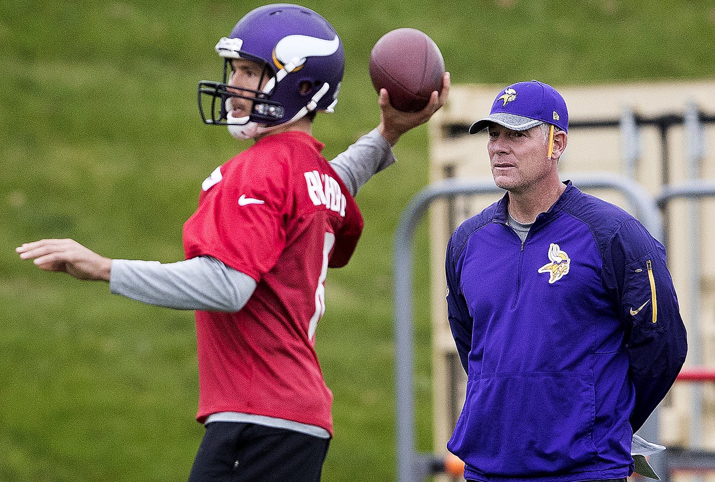 Interim offensive coordinator Pat Shurmur during practice on Wednesday. Shurmur took over the position after Norv Turner resigned. ] CARLOS GONZALEZ cgonzalez@startribune.com - November 2, 2016, Eden Prairie, MN, Winter Park, Minnesota Vikings practice, New offensive coordinator Pat Shurmur takes over from Norv Turner