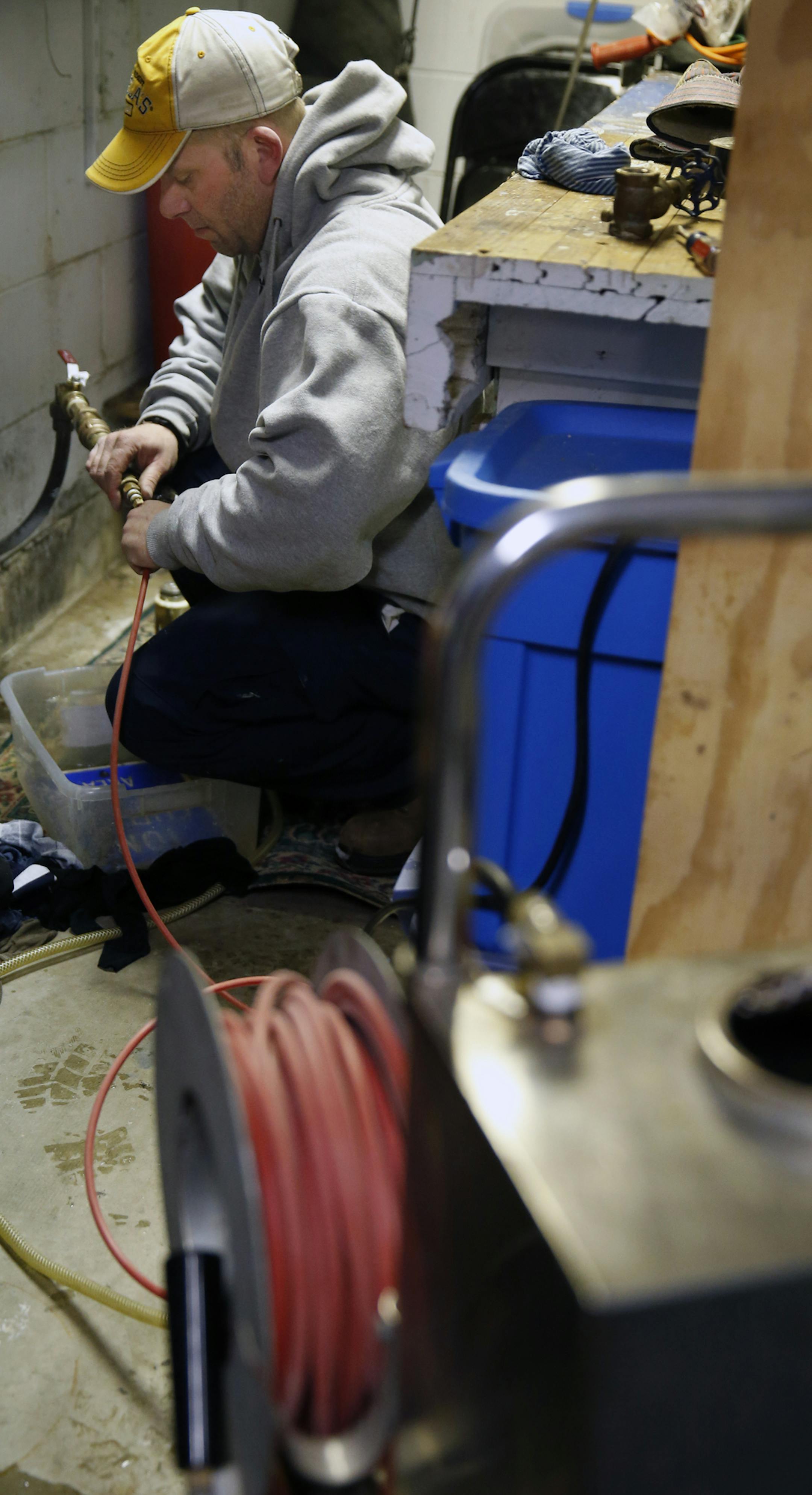 On the 400 block of Glenwood Ave. in Roseville, utilities worker Jason Hill used a high pressure, hot water snake hose to try to melt the ice between the house and the street main. ]richard tsong-taatarii/rtsong-taatarii@startribune.com