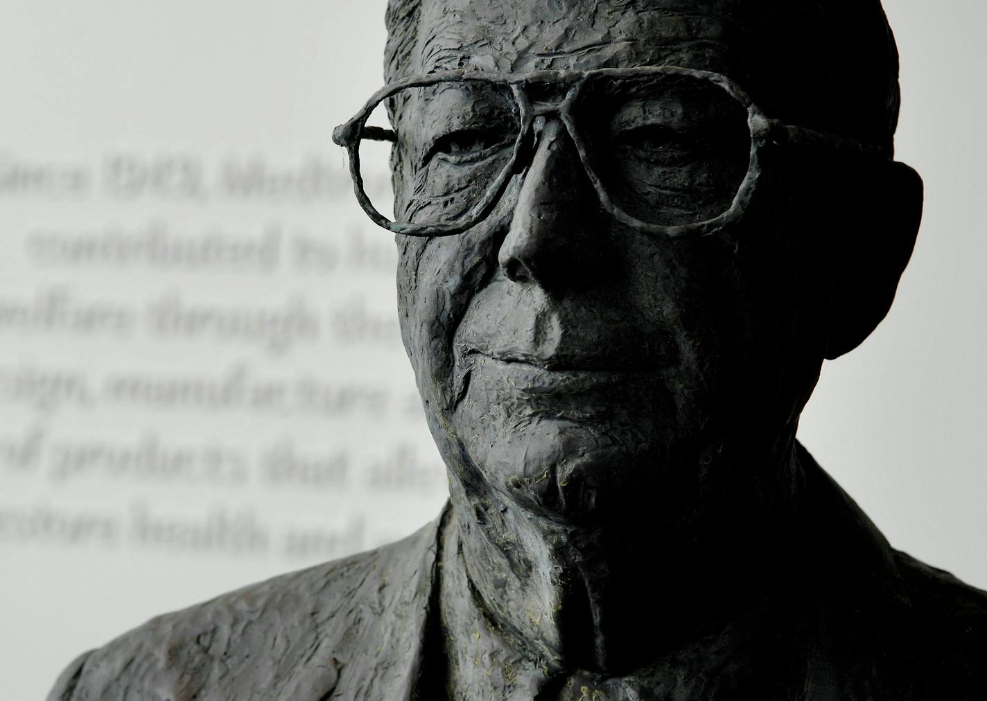 GLEN STUBBE &#xef; gstubbe@startribune.com -- Tuesday, January 8, 2008 -- Mounds View, Minn. -- A statue of Earl Bakken, inventor of the battery-powered, wearable pacemaker and co-founder of the Medtronic Corp in the new Medtronic Mounds View Campus. ORG XMIT: MIN2018110115373029