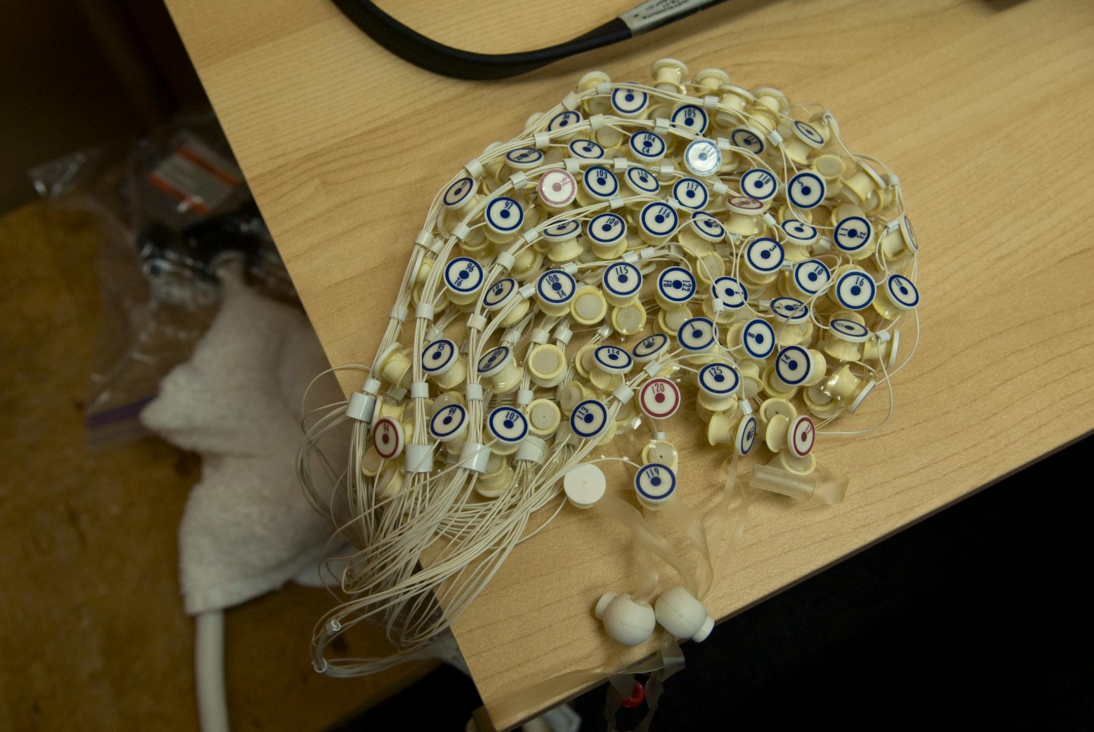 Participating children where an EEG hat during the experiment to monitor their brain activity while they play the computer game.