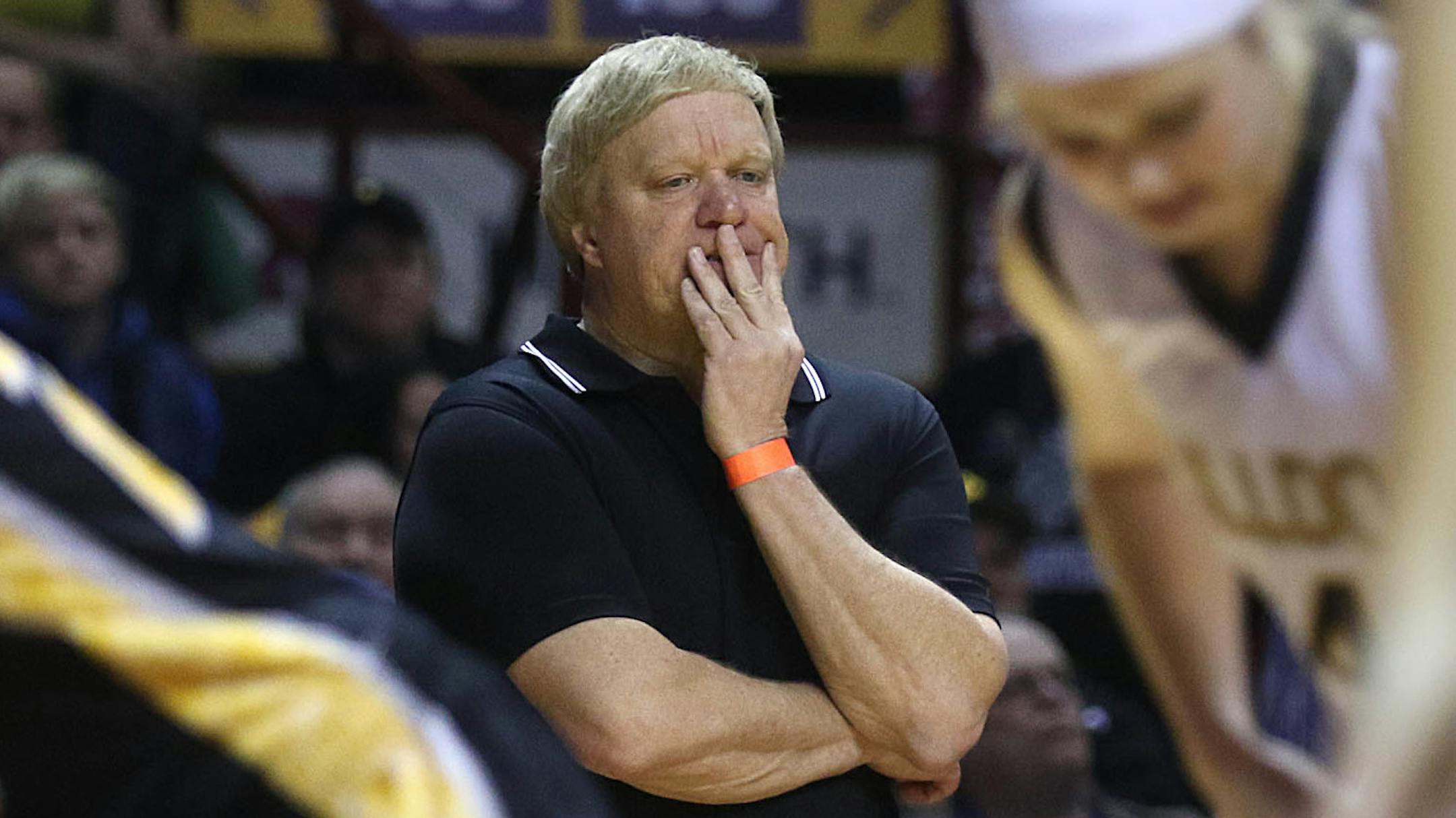 NLS coach Mike Dreier looked over the floor in the first half. PEM held a 39-14 lead at the half.] JIM GEHRZ • james.gehrz@startribune.com / Minneapolis, MN / March 19, 2016 / 2:00 PM – BACKGROUND INFORMATION: Action and reaction from the championship game of the Class 2A Girls’ 2016 State High School Basketball Tournament at Williams Arena, between Plainview-Elgin-Millville High School and New London-Spicer.