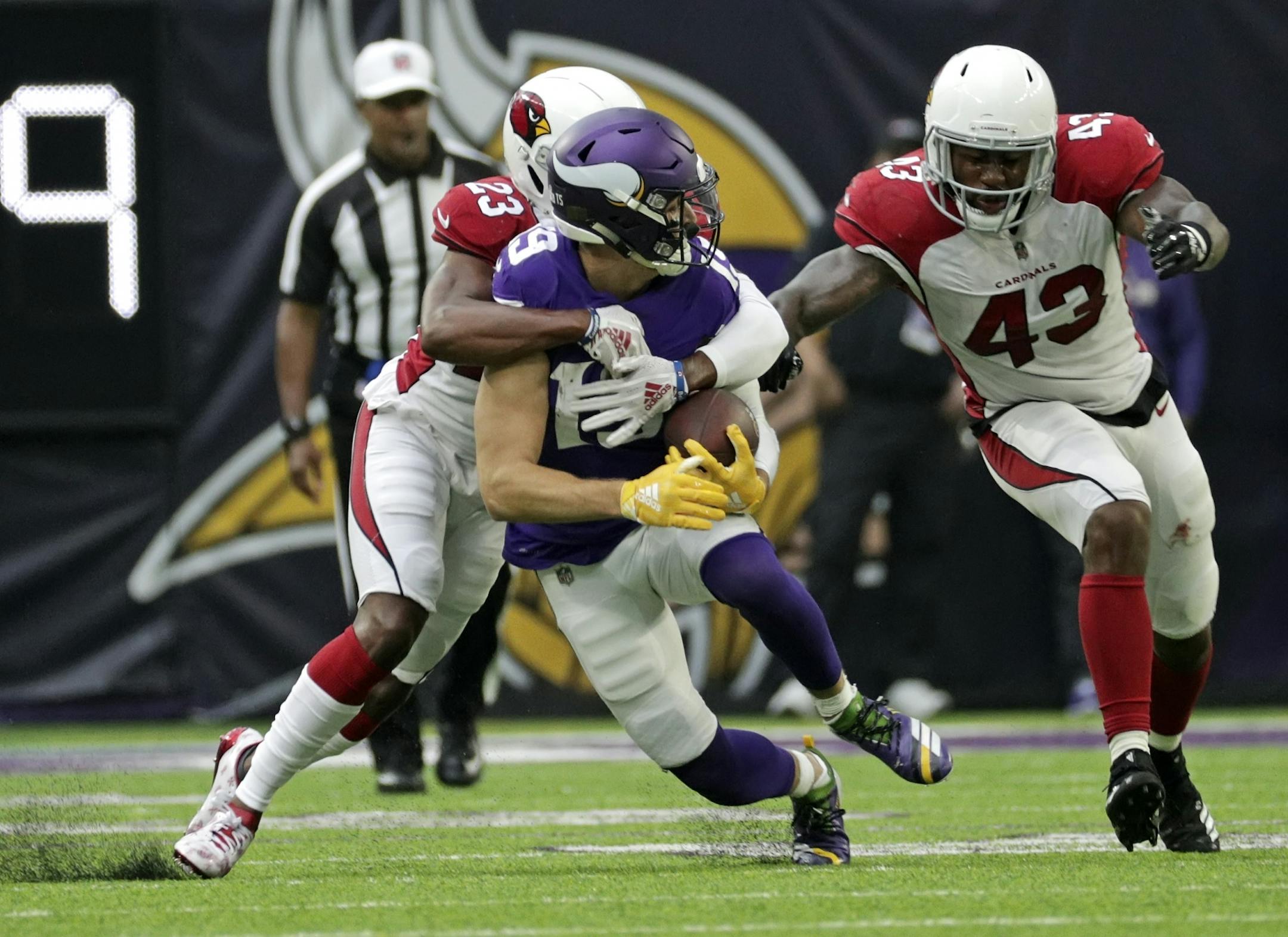 Vikings Adam Thielen picks up 11 yards and a first down in the 2nd quarter.