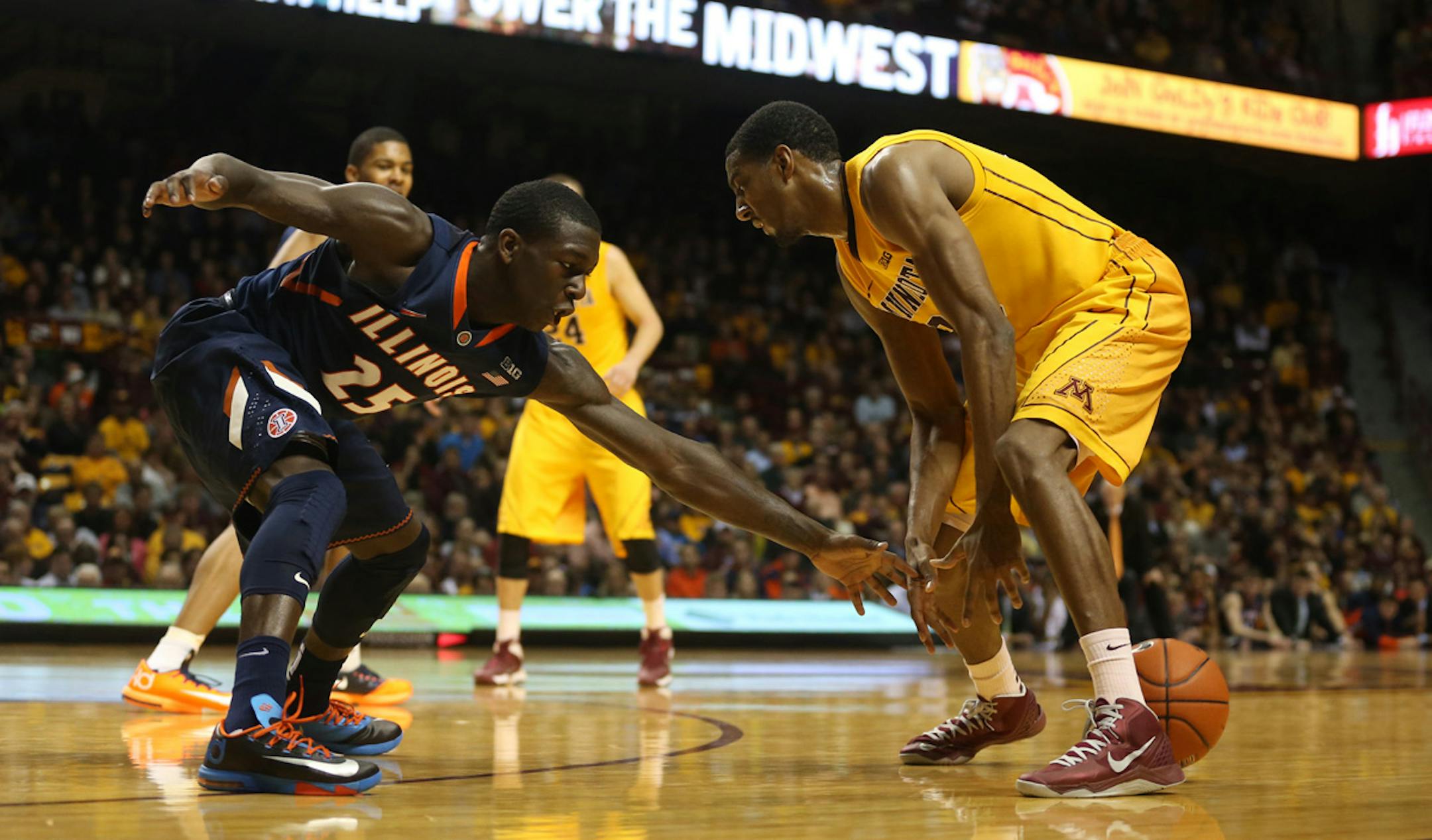 Gopher Austin Hollins lost the ball between hist legs while being guarded by Illinois Kendrick Nunn during the second half at Williams Arena Wednesday, February 19, 2014. Gophers lose to Illinois 62-49. ] (KYNDELL HARKNESS/STAR TRIBUNE) kyndell.harkness@startribune.com