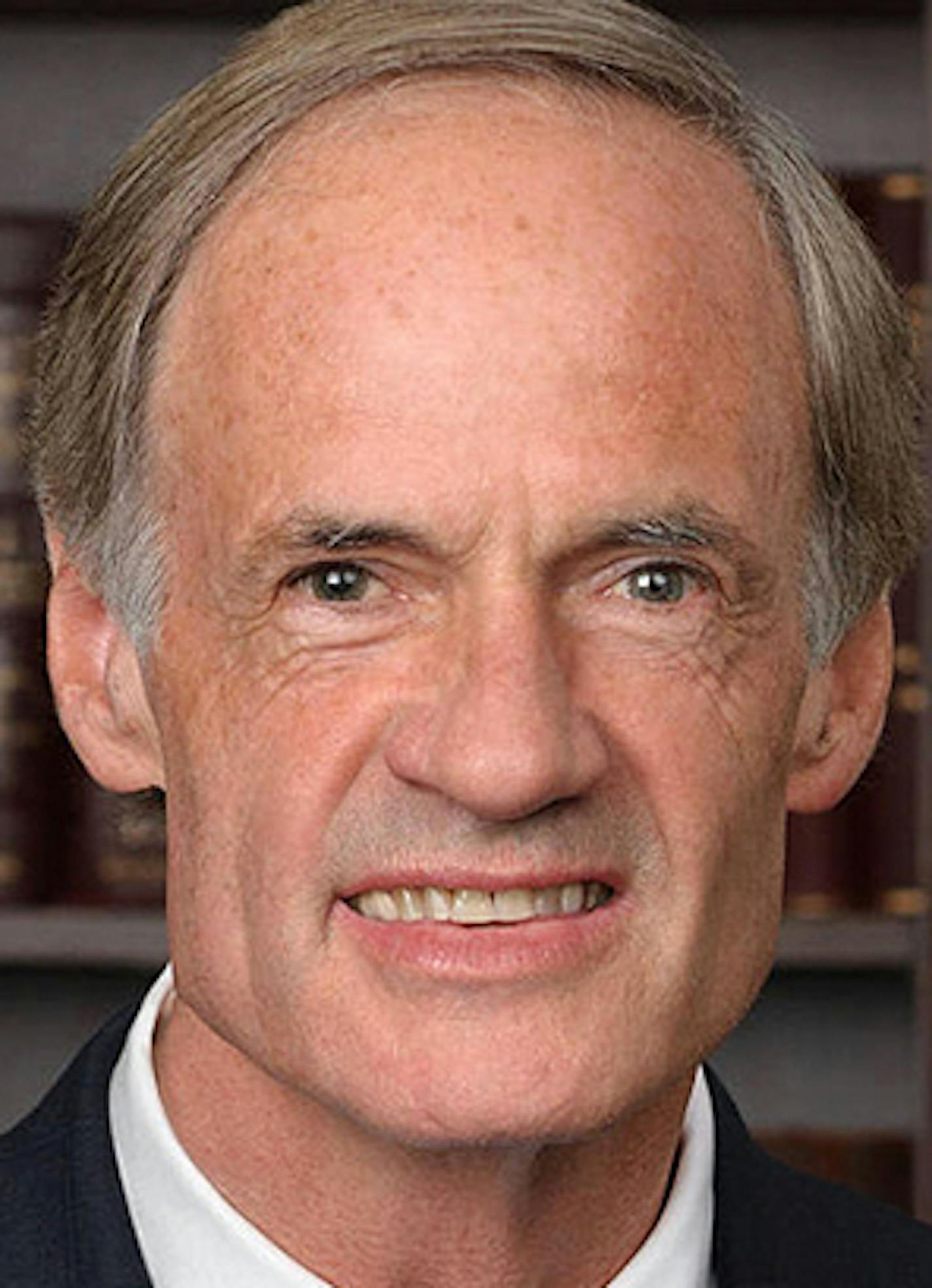 800px-Tom_Carper,_official_portrait,_112th_Congress