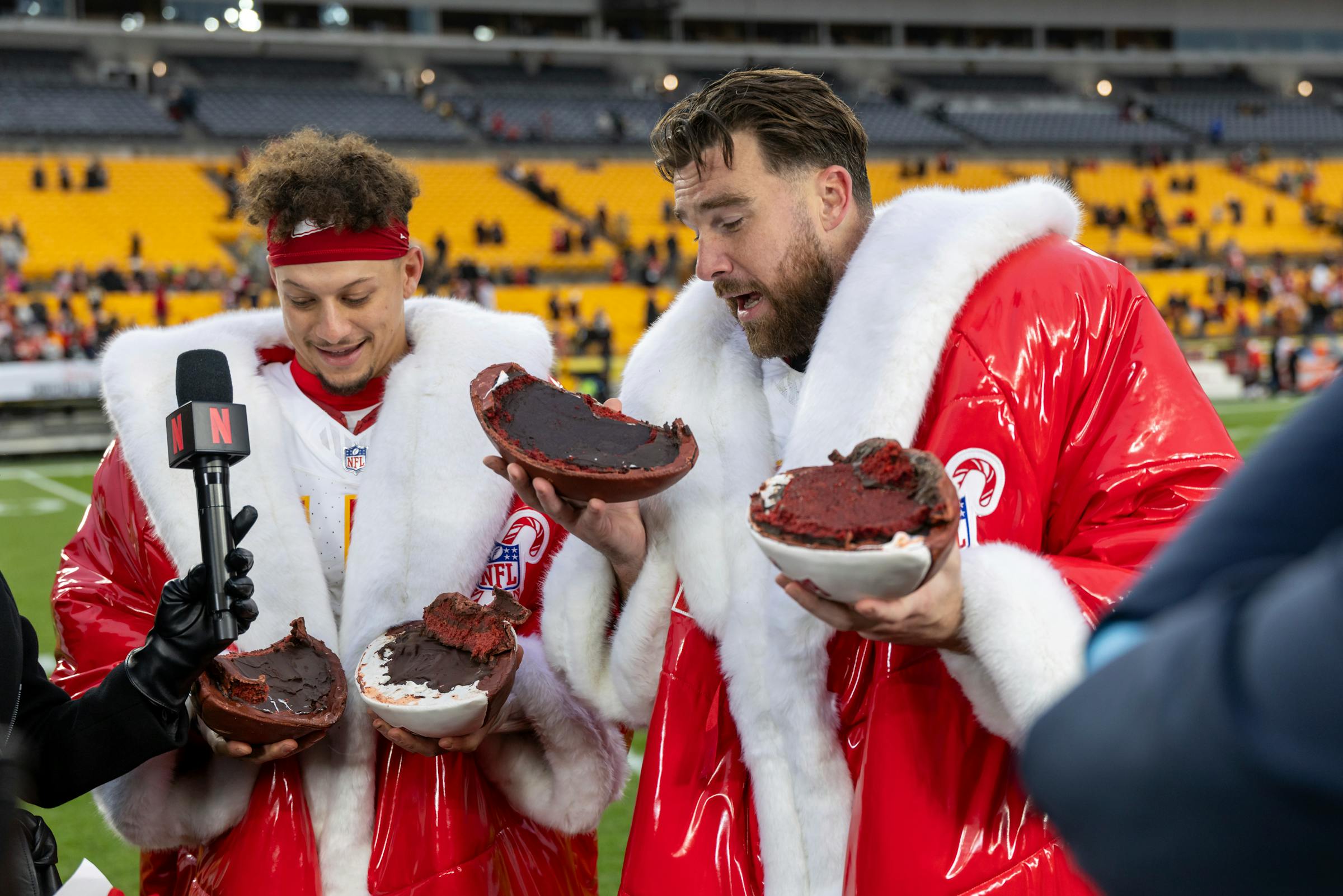 Mahomes throws 3 TDs as Chiefs clinch AFC’s top seed by breezing past the skidding Steelers 29-10