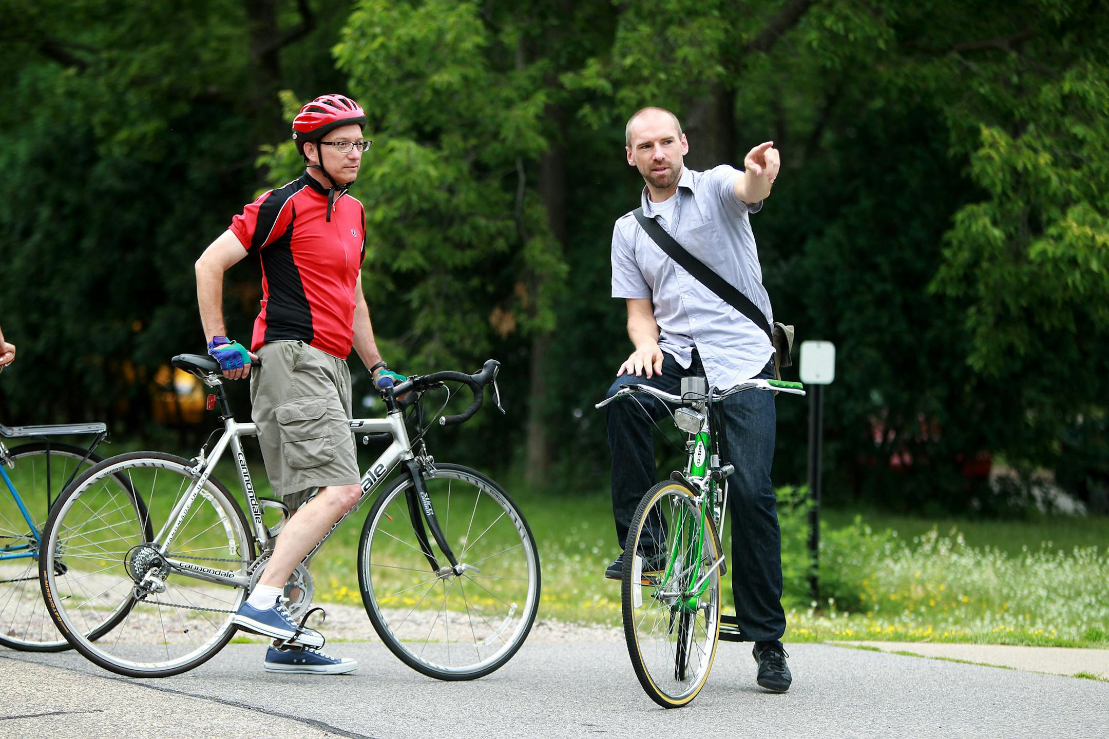 Minneapolis bike and pedestrian coordinator Shaun Murphy, right, took traffic engineer Allan Klugman for a ride along the Greenway bicycle/pedestrian path, Thursday, July 19, 2012.(ELIZABETH FLORES/STAR TRIBUNE) ELIZABETH FLORES ¬• eflores@startribune.com ORG XMIT: MIN2012081611321333