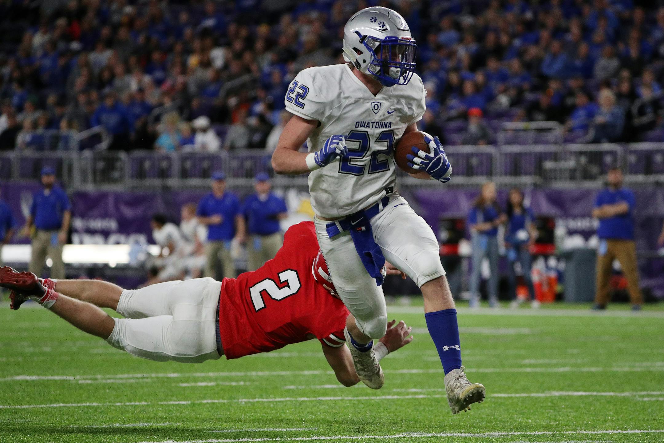 Owatonna High School running back Jason Williamson (22) avoided the tackle as he ran towards the end zone in the second half. ] ANTHONY SOUFFLE • anthony.souffle@startribune.com