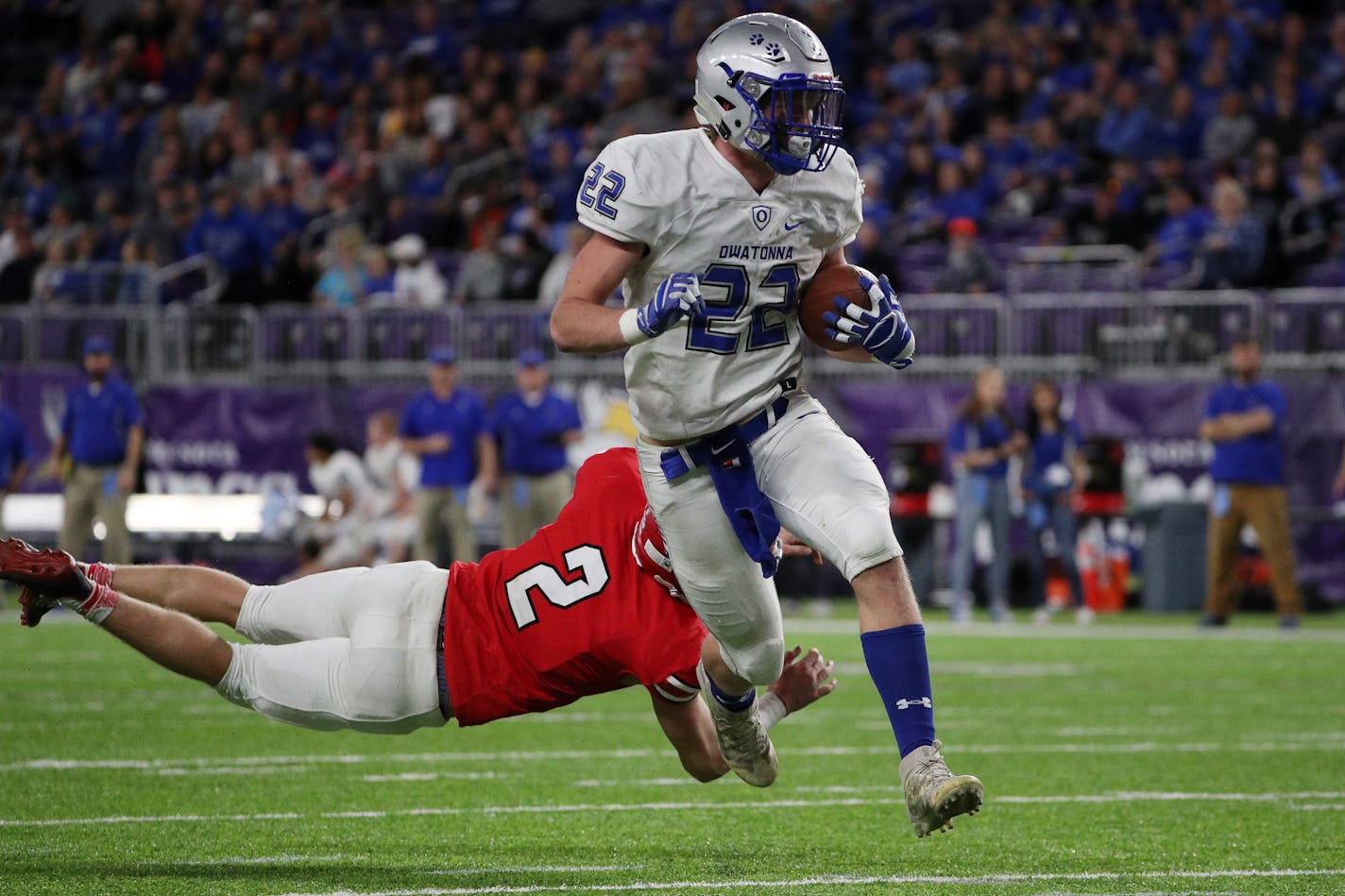 Owatonna High School running back Jason Williamson (22) avoided the tackle as he ran towards the end zone in the second half. ] ANTHONY SOUFFLE • anthony.souffle@startribune.com