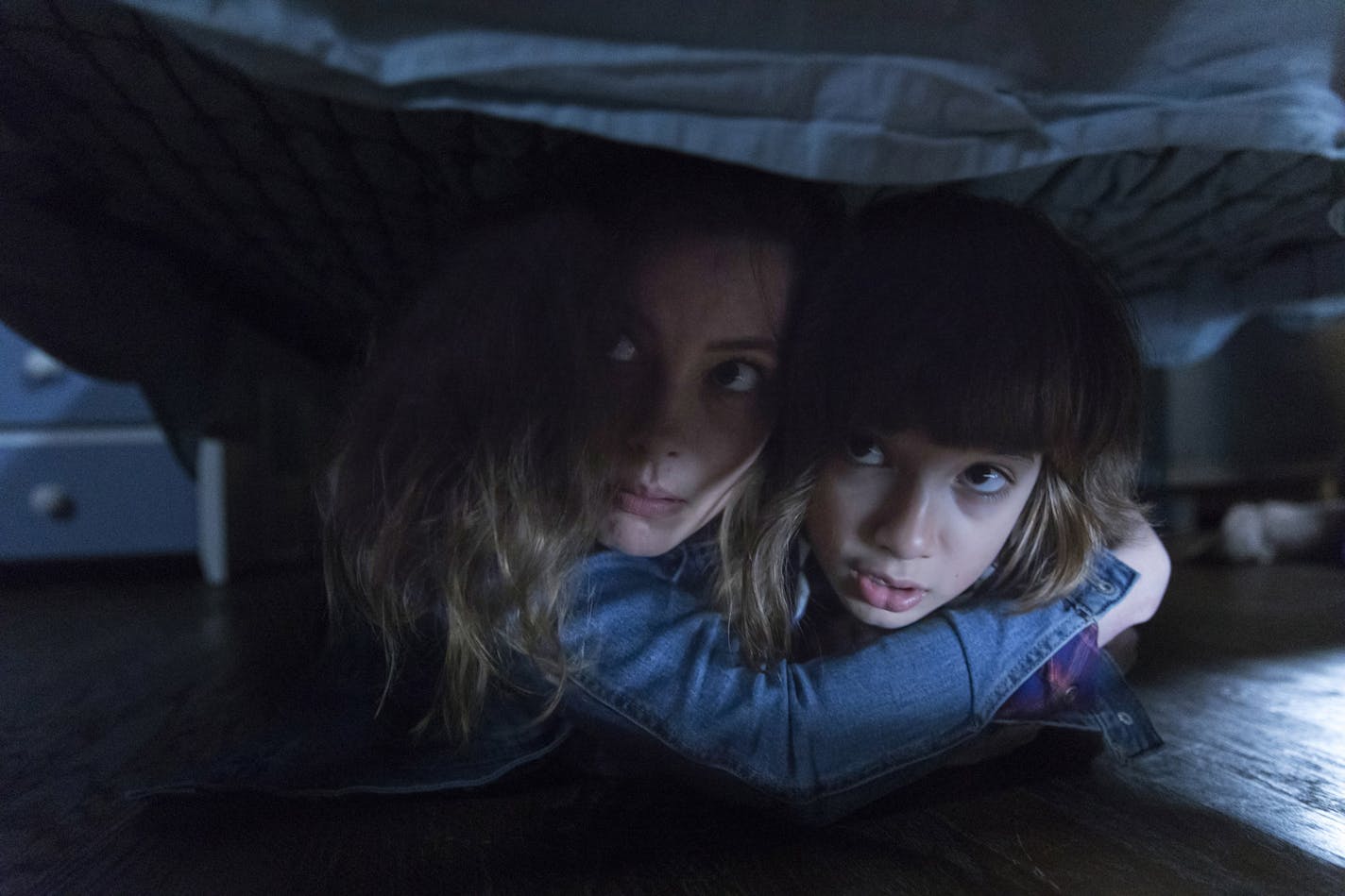 Gillian Jacobs (left) stars as 'Sarah' and Azhy Robertson (right) stars as 'Oliver' in writer/director Jacob Chase's COME PLAY. Credit : Jasper Savage / Amblin Partners / Focus Features