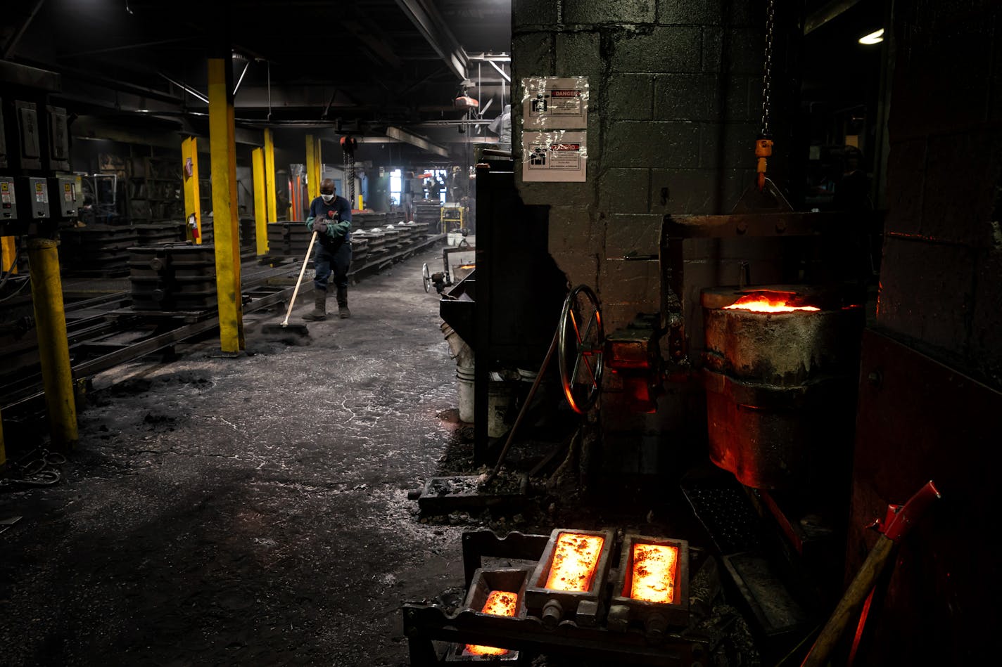 A worker sweeps up silica sand around casting molds at Smith Foundry Tuesday, Dec. 12, 2023 Minneapolis, Minn. For years, residents have been complaining about bad smells from Smith Foundry and its next-door neighbor Bituminous Roadways. Those complaints, even when they made it to the state, ended up in the hands of the city of Minneapolis ] GLEN STUBBE • glen.stubbe@startribune.com