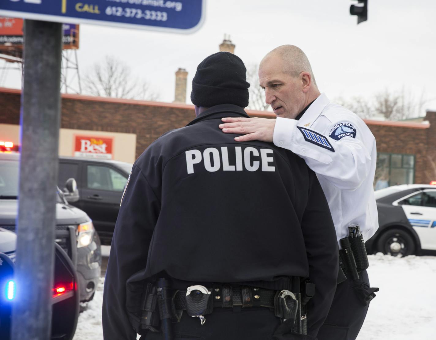 Inspector Mike Friestleben of the Minneapolis Police Department's Fourth Precinct talks to an officer on a call on Thursday, February 4, 2016. ] (Leila Navidi/Star Tribune) leila.navidi@startribune.com