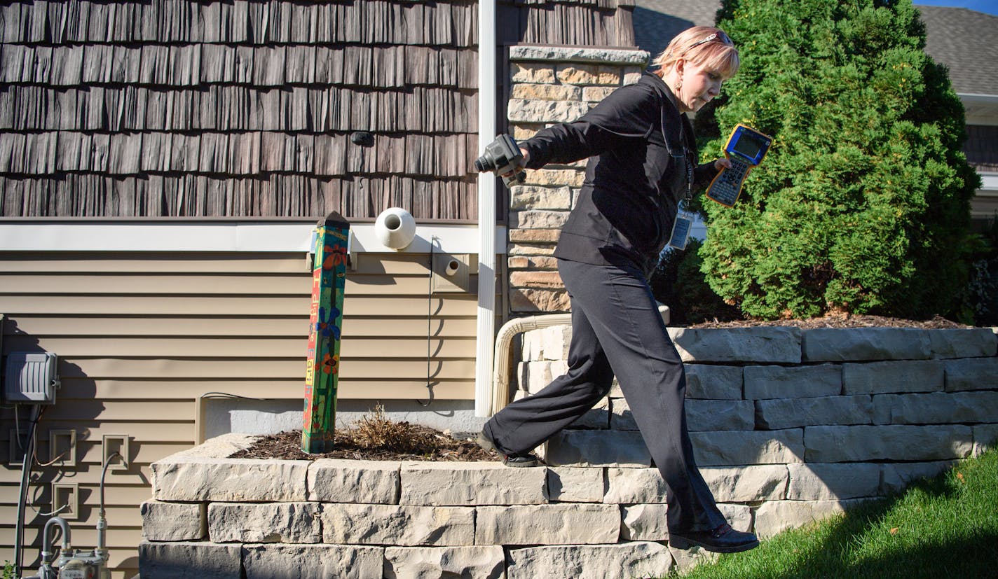 Jenny Rhoades, a public works meter reader for Bloomington walked briskly from house to house in a new Bloomington neighborhood capturing water readings from a sensor on the side of each house. ] GLEN STUBBE * gstubbe@startribune.com Thursday, September 15, 2016 829939 Minneapolis is embarking on a yearslong project to replace the city's water meters, which are currently read by a van that spends its days trolling city streets with a radio meter reader. The new setup will be automatic. Across th