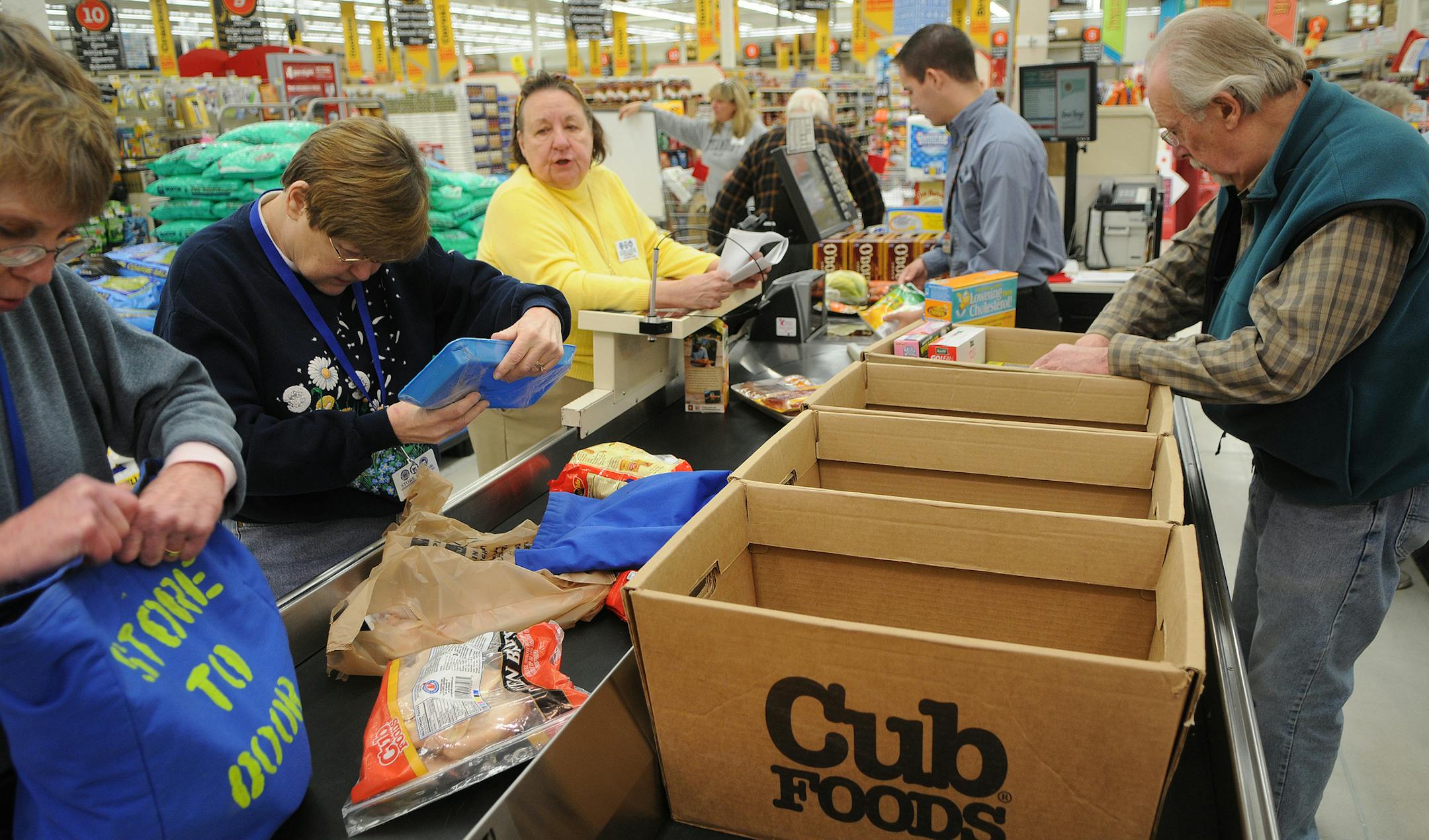 Richard Sennott‚Ä¢rsennott@startribune.com] Volunteers check out grocery orders at Cub Foods Store to Door is a non-profit grocery delivery servive for elderly shutins. volunteers shop from their lists, then delivery coordinators bring the food into the kitchens. There's a real relationship developed here, and enables seniors to maintain some independence in their meals ORG XMIT: MIN2013032912380021