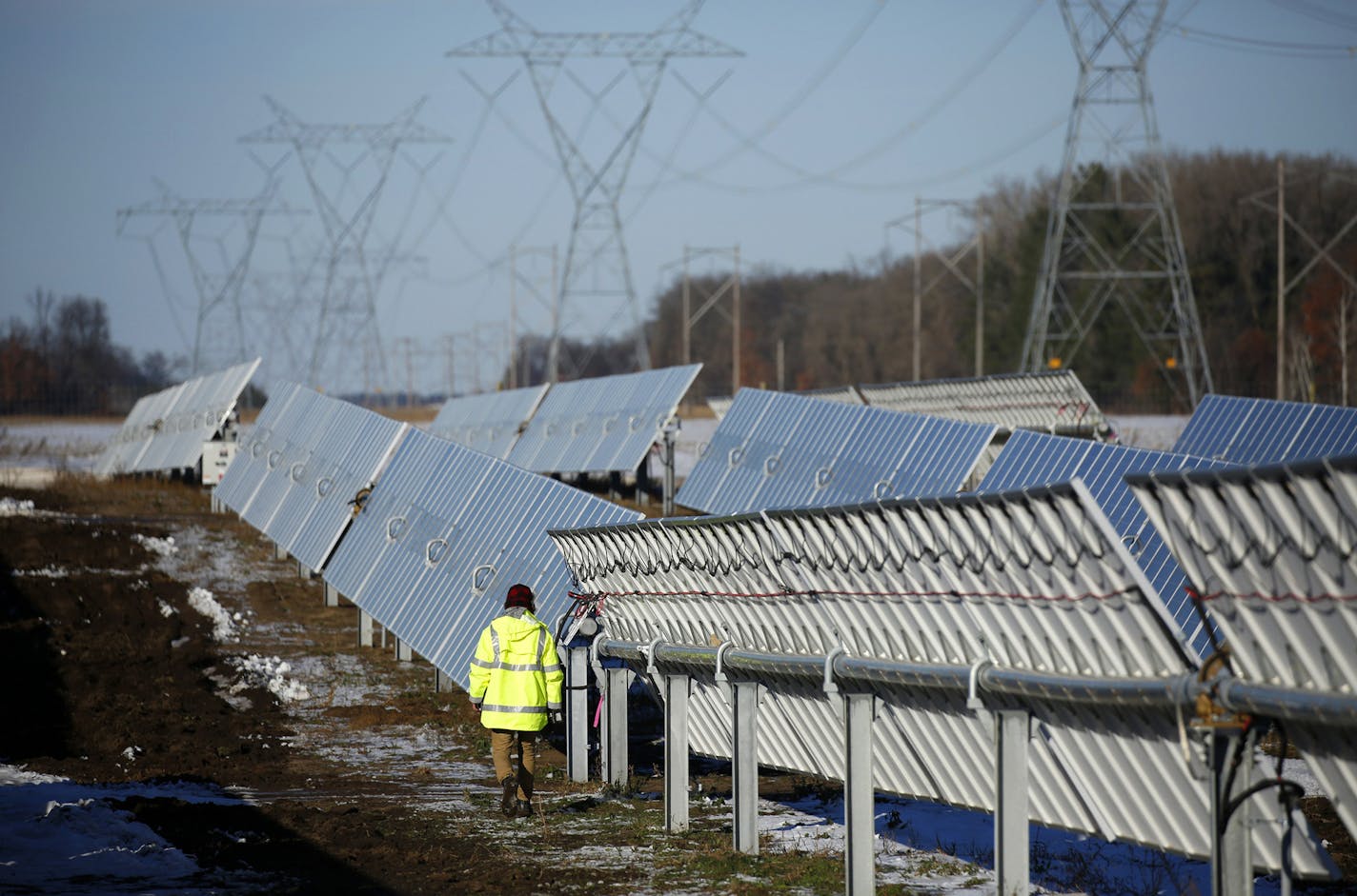 Xcel will be switching on a large solar farm in North Branch in December, which alone should roughly triple the amount of solar online in Minnesota. ] brian.peterson@startribune.com
North Branch, MN 11/20/16 ORG XMIT: MIN1611261526071800