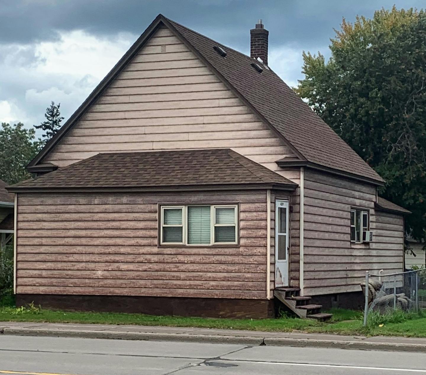 A home in Superior's Allouez neighborhood shows the taconite dust that builds up due to the nearby BNSF taconite facility and docks. Photo courtesy Jenny Van Sickle