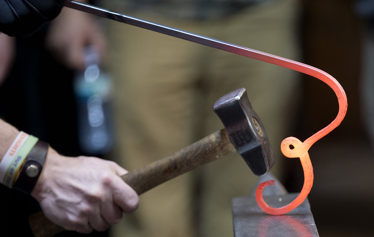 Military veterans took their turn at blacksmithing at Ken's Custom Iron, Friday, November 10, 2017 in Avon, MN. ] ELIZABETH FLORES &#xef; liz.flores@startribune.com