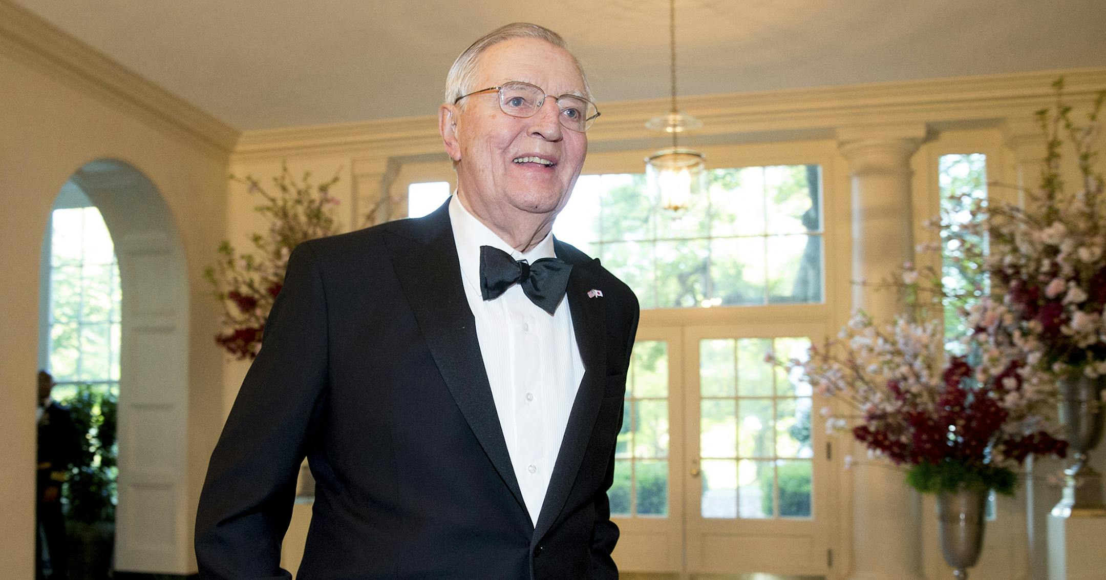 Former Vice President Walter Mondale arrives for a state dinner for Japanese Prime Minister Shinzo Abe, Tuesday, April 28, 2015, at the White House in Washington. (AP Photo/Andrew Harnik) ORG XMIT: DCAH403