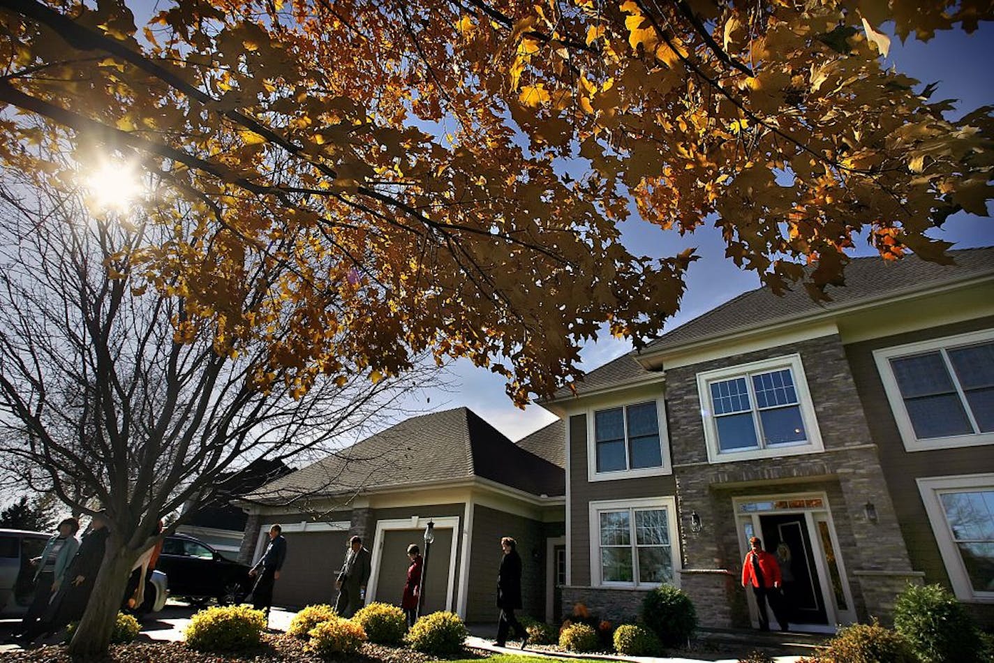 JIM GEHRZ � jgehrz@startribune.comWoodbury/October 27, 2009/12:30 PMRealestate agnets from Edina Realty left a home in Woodbury, one of eight new properties on the market that the group toured in the area. Each week the realtors inspect properties that have recently been listed in order to become familiar with what is available.