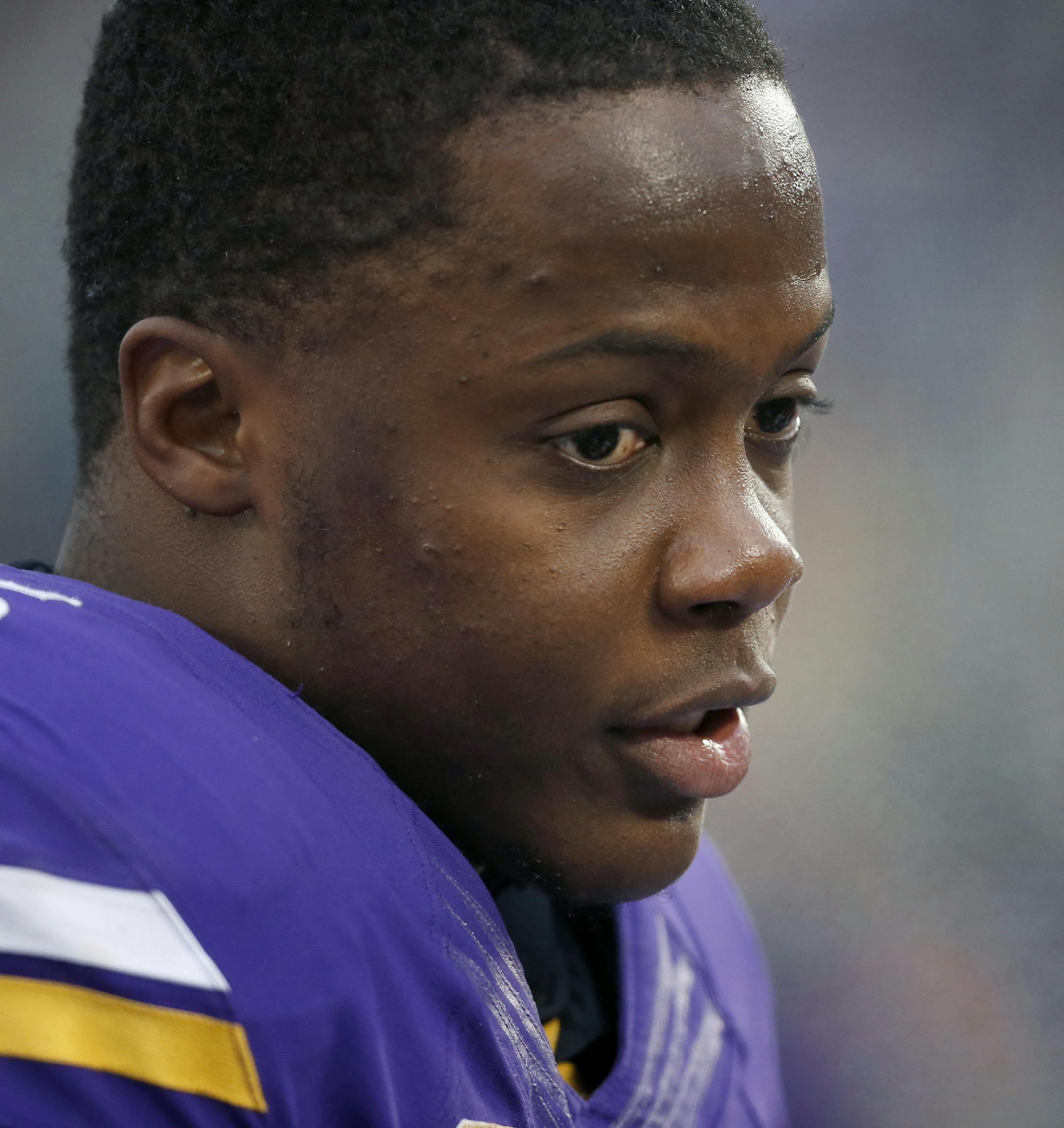 Minnesota Vikings quarterback Teddy Bridgewater (5) spoke with teammates late in the fourth quarter. Seattle beat Minnesota by a final score of 38-7. ] CARLOS GONZALEZ ï cgonzalez@startribune.com - December 6, 2015, Minneapolis, MN, TCF Bank Stadium, NFL, Minnesota Vikings vs. Seattle Seahawks