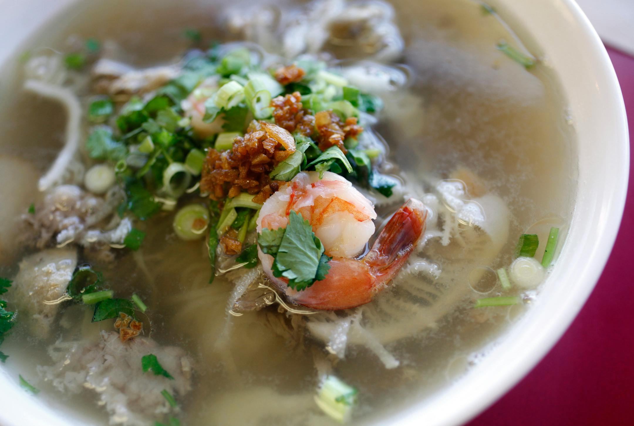 TOM WALLACE � twallace@startribune.com Assignment #20014379A Slug: hotspotvitamn11xx Date: October, 22 _Cheng Heng 448 University Avenue West Saint Paul, Minnesota _ IN THIS PHOTO ] Cheng Heng 448 University Avenue West Saint Paul, Minnesota. Combination Noodle soup with shrimp.