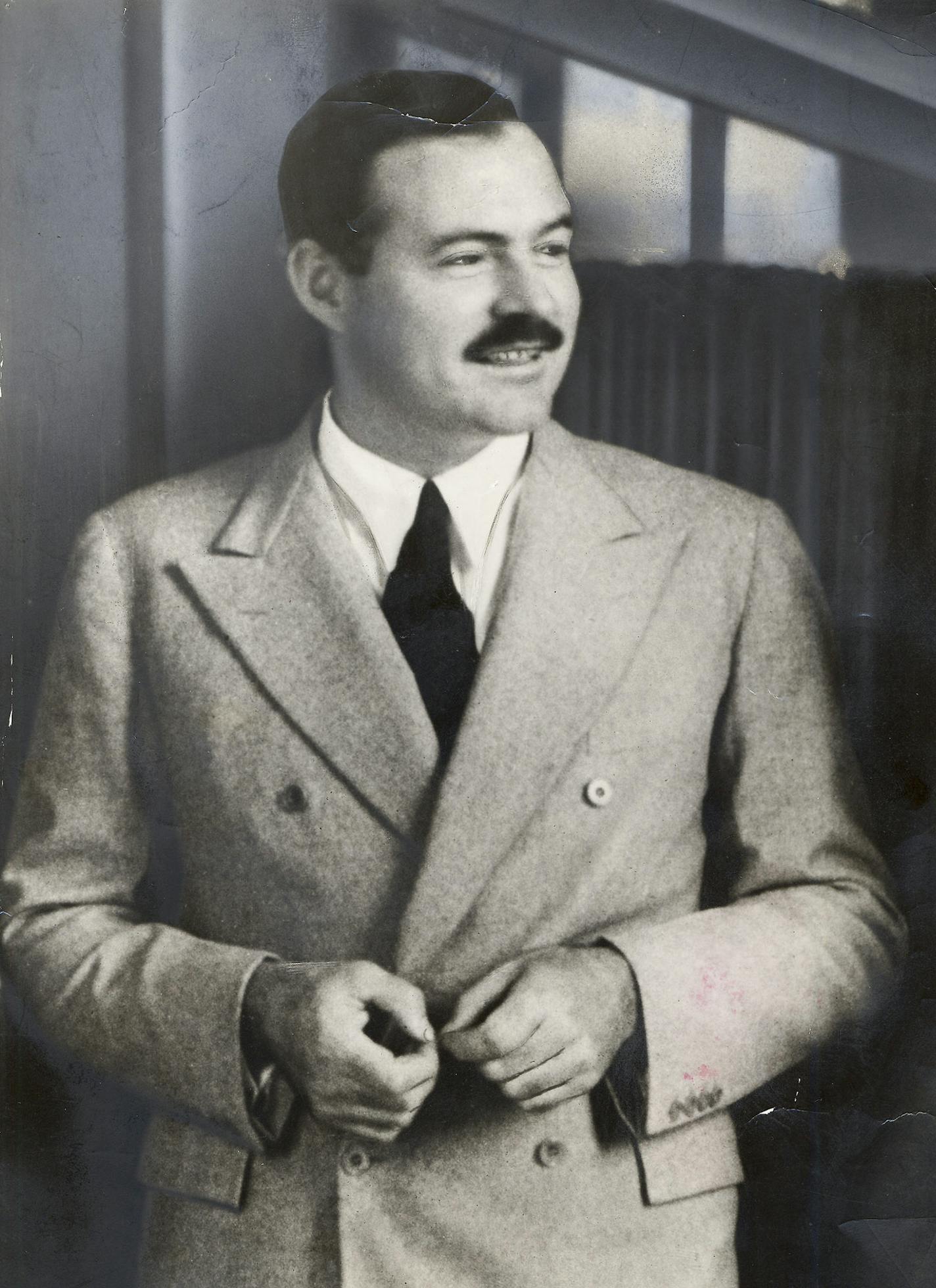 The author Ernest Hemingway, in an undated handout photo. In the new Woody Allen movie, "Midnight in Paris," Owen Wilson gets to live the fantasy of meeting Hemingway and other 1920s' masterminds in Paris, a fertile ground for art, literature and complicated relationships. (The New York Times) -- MAGS OUT/NO SALES; FOR EDITORIAL USE ONLY WITH STORY SLUGGED FILM PARIS GUIDE BY JOSEPH BERGER. ALL OTHER USE PROHIBITED. -- ORG XMIT: XNYT93