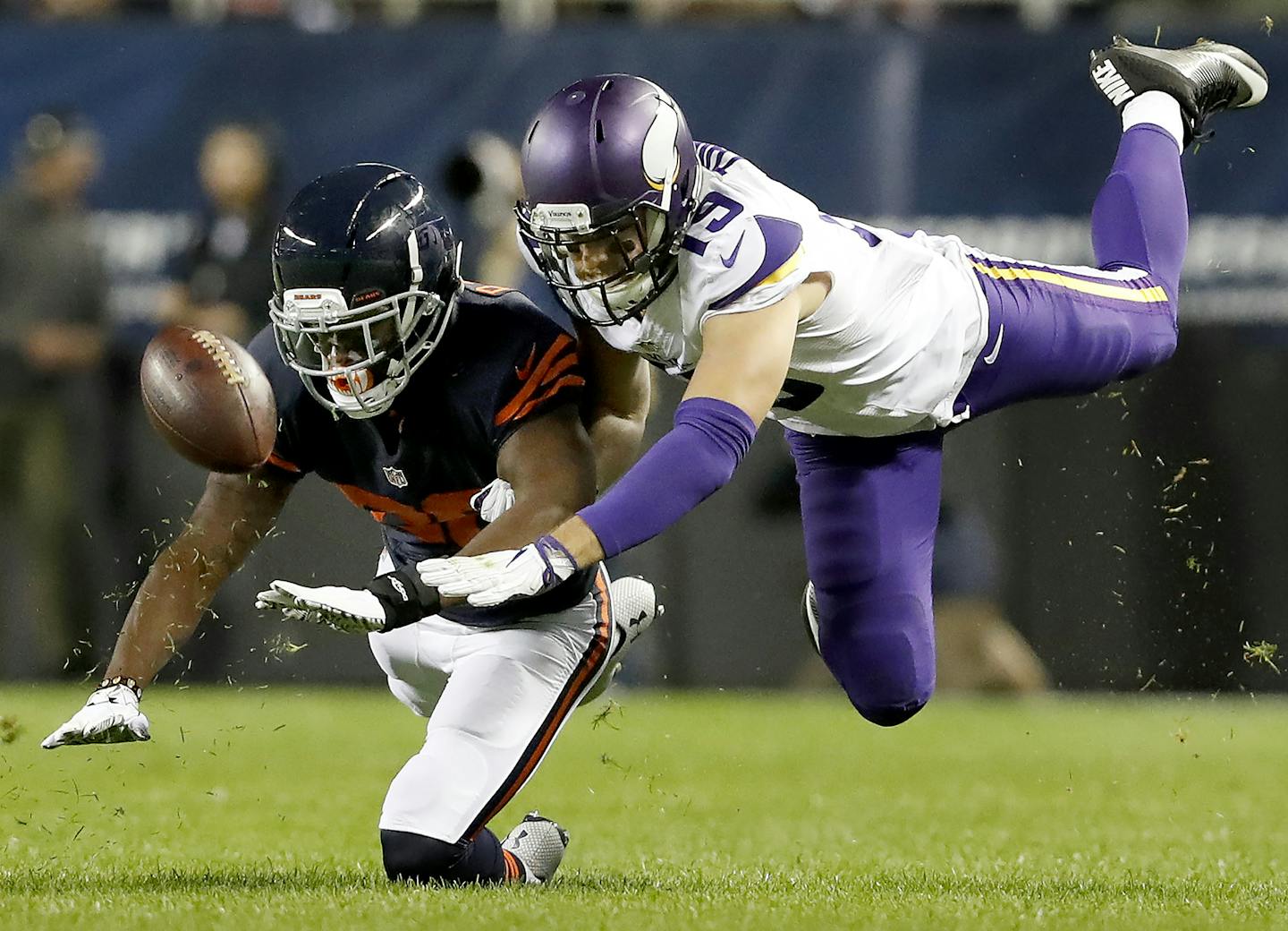 De'Vante Bausby broke up a pass intended fro Adam Thielen (19) in the second quarter. ] CARLOS GONZALEZ cgonzalez@startribune.com - October 31, 2016, Chicago, IL, Soldier Field, NFL, Minnesota Vikings vs. Chicago Bears