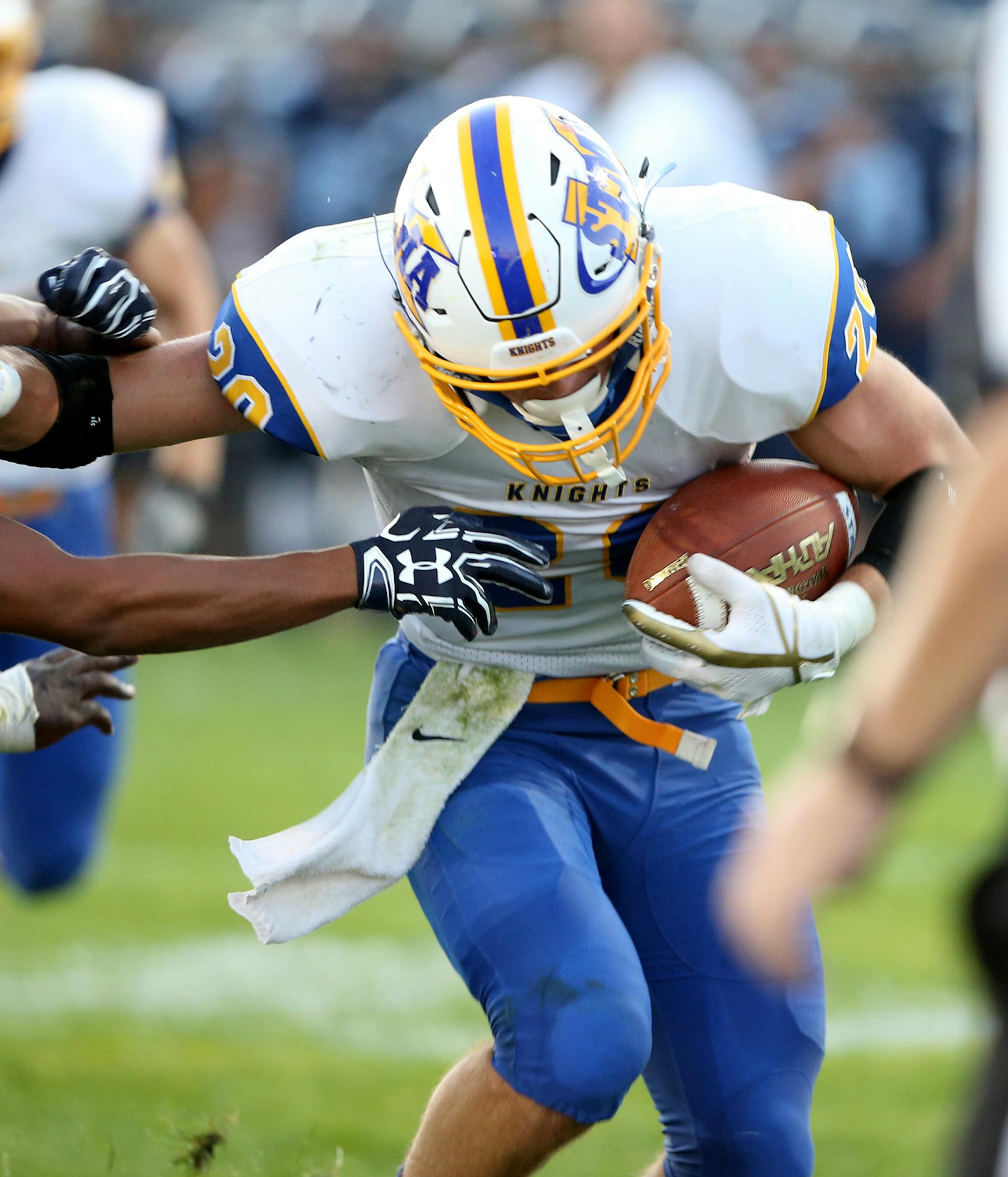 St. Michael-Albertville running back Davis Moseng (20) sheds Blaine Marcus Giles (4) en route to a first quarter TD Friday, Sept. 8, 2017, at Blaine High in Blaine, MN.] DAVID JOLES ï david.joles@startribune.com Prep football