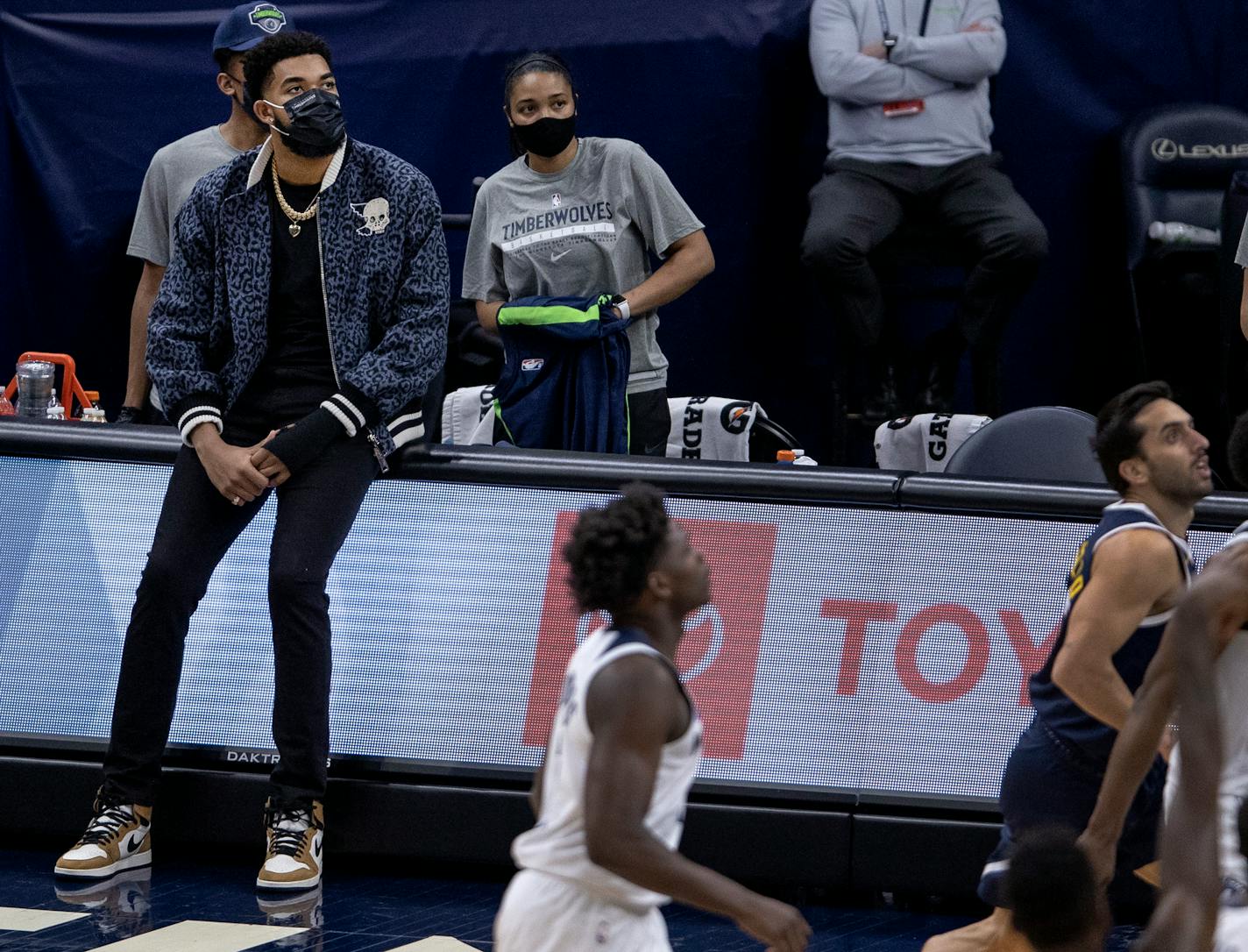 Injured Timberwolves center Karl-Anthony Towns watched Sunday's game from the sidelines.