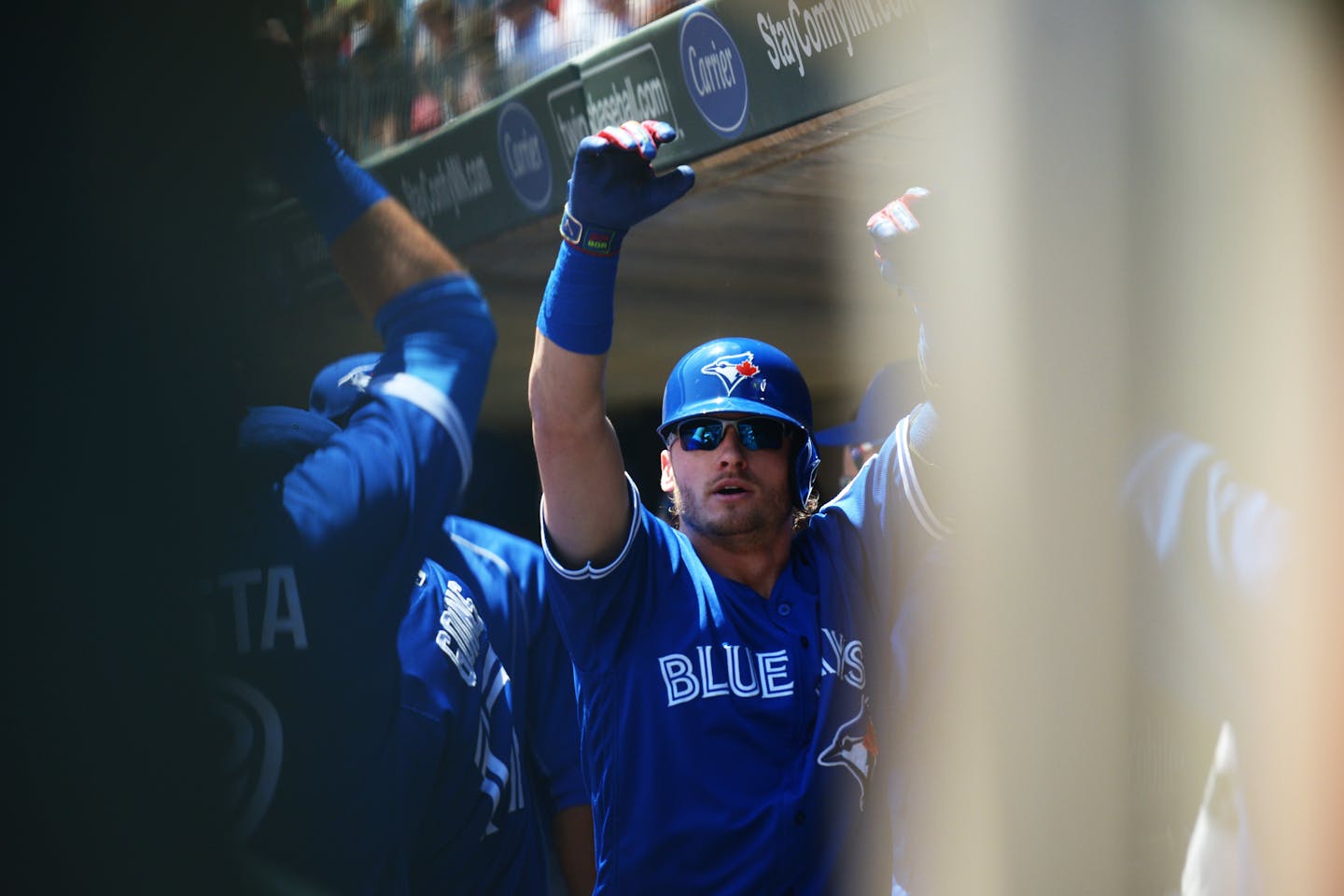 Blue Jays infielder Josh Donaldson celebrated after hitting a home run in the first inning of Toronto's 3-1 victory over the Twins at Target Field on Sunday.