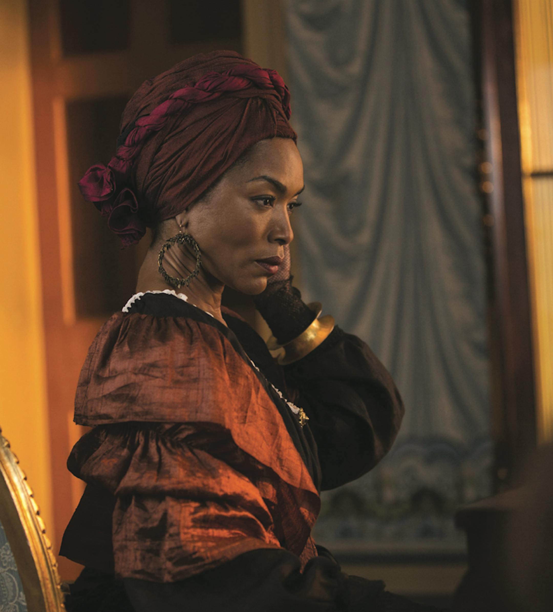 FOR USE WITH FYI_TV CONTENT ONLY. AMERICAN HORROR STORY: COVEN Bitchcraft - Episode 301 (Airs Wednesday, October 9, 10:00 PM e/p) --Pictured: Angela Bassett as Marie Laveau -- CR. Michele K. Short/FX