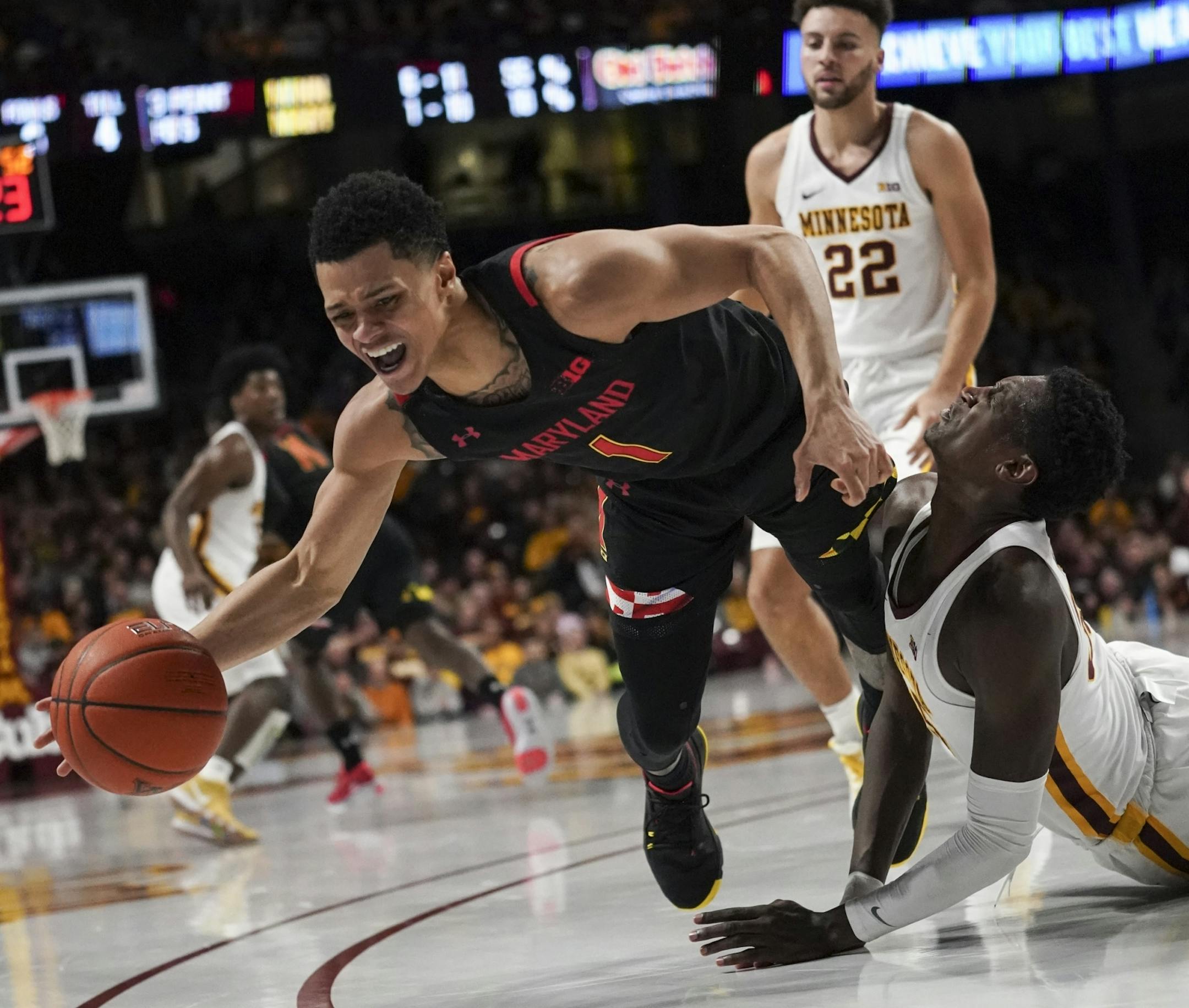 Minnesota Gophers forward Isaiah Ihnen (35) face-planted into Maryland Terrapins guard Anthony Cowan Jr. (1) as they fought for possession of the ball in the first half.