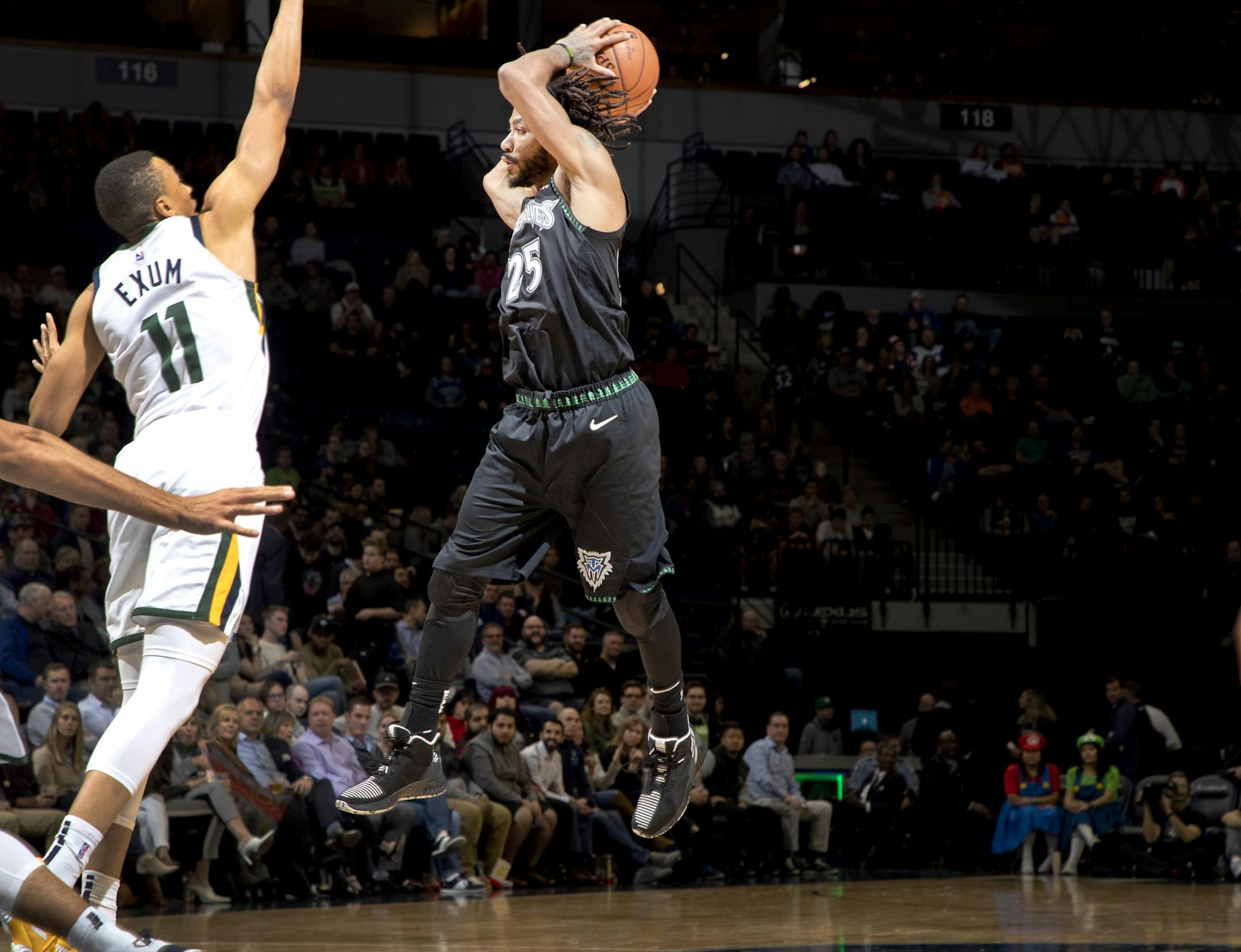 Derrick Rose passed the ball to a teammate in the third quarter.