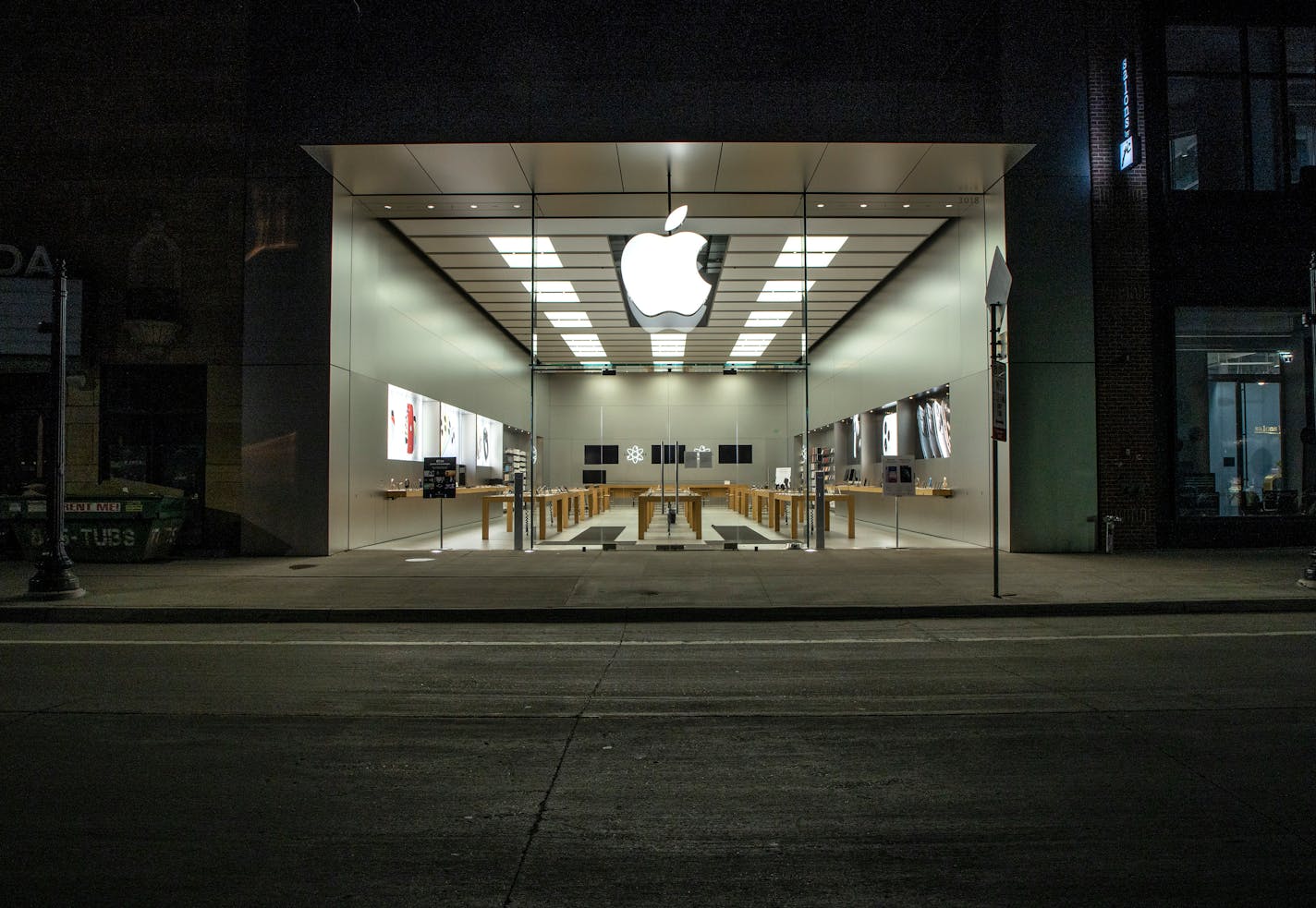 The Uptown Apple Store in Minneapolis. ] CARLOS GONZALEZ • cgonzalez@startribune.com – Minneapolis, MN – March 23, 2020, Photos of Minneapolis, COVID-19, coronavirus