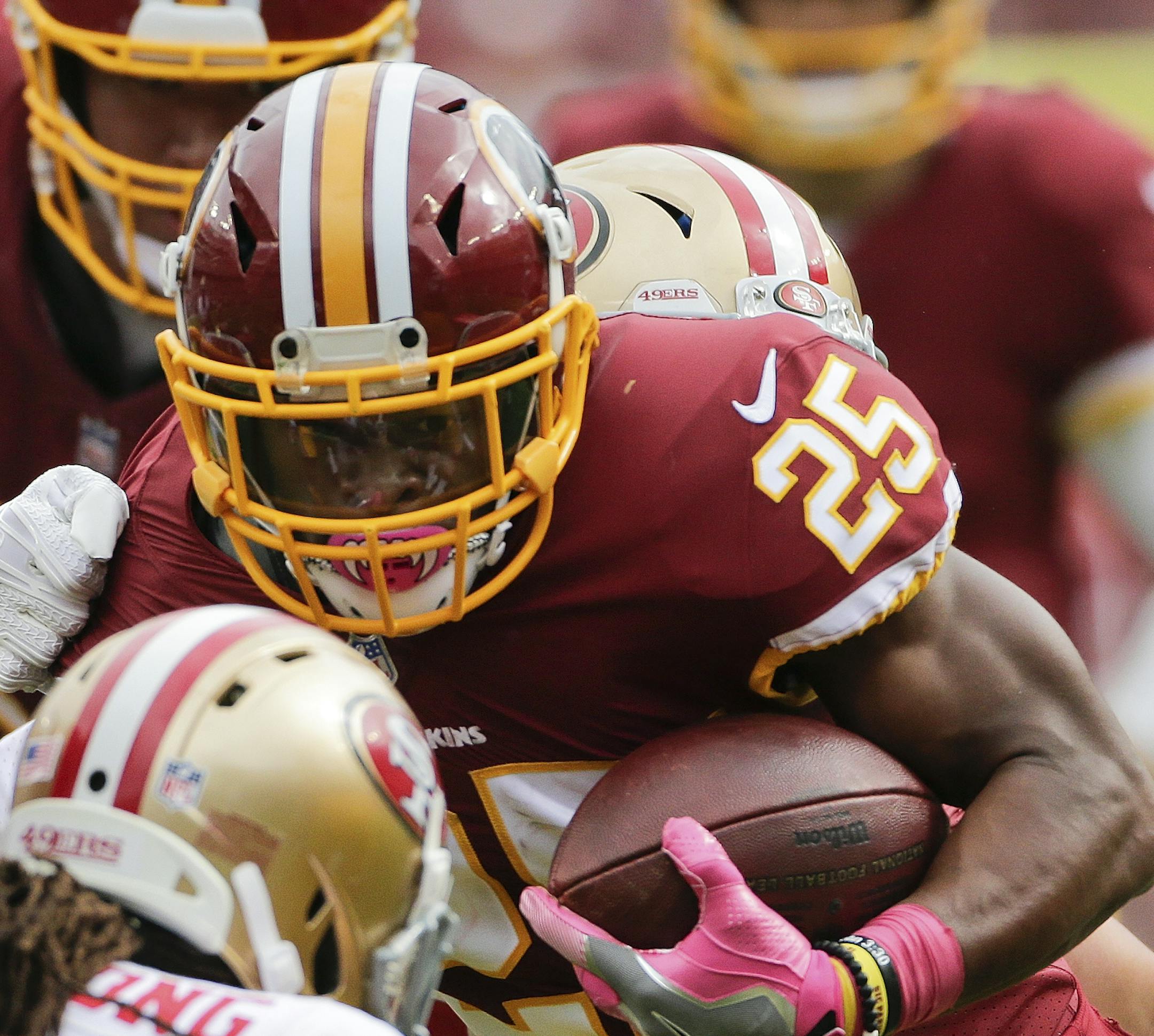 Washington Redskins running back Chris Thompson (25) carries the ball during the first half of an NFL football game against the San Francisco 49ers in Landover, Md., Sunday, Oct. 15, 2017. (AP Photo/Mark Tenally)