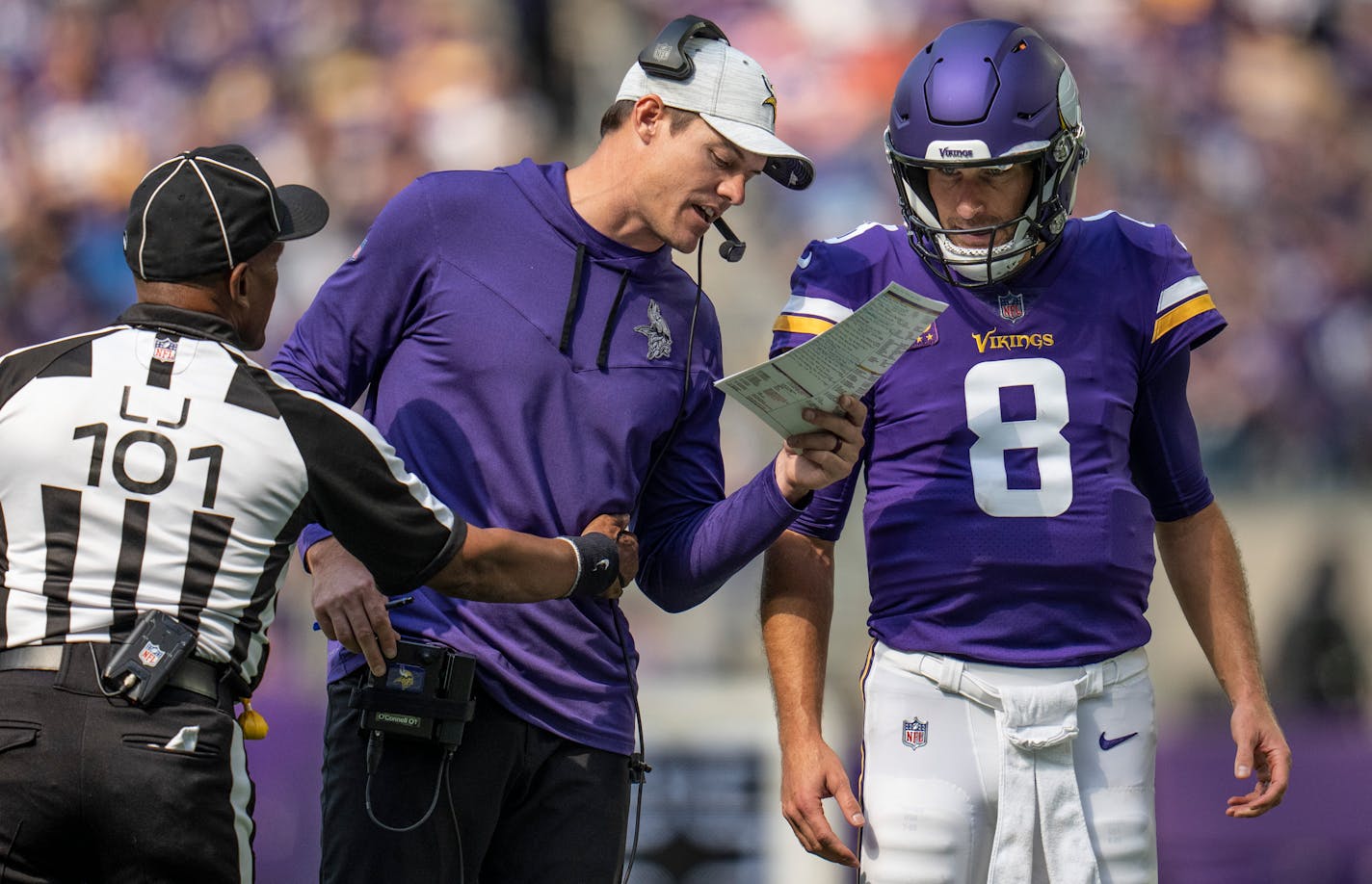 Minnesota Vikings head coach Kevin O'Connell, gave instructions to quarterback Kirk Cousins, (8) in the first half Minneapolis.,Minn. on Sunday September 25, 2022.