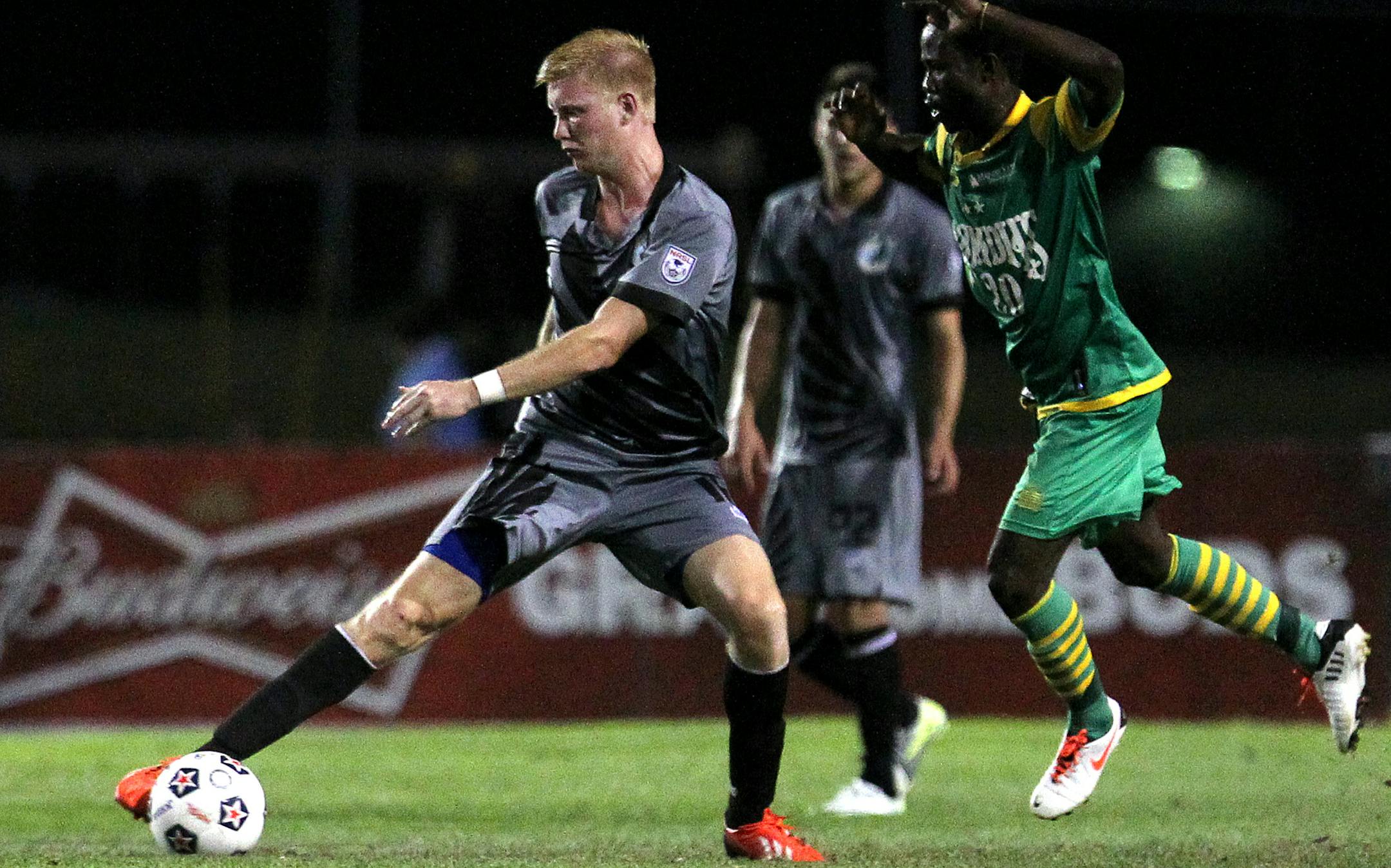 Minnesota's Calum Mallace (16) extends for the ball as Tampa Bay's Evans Frimpong (20) chases after him in the Tampa Bay Rowdies vs. Minnesota United FC soccer game at the National Sports Center in Blaine, Minn., on Saturday, August 17, 2013. The game ended in a tie, 1-all. ] (ANNA REED/STAR TRIBUNE) anna.reed@startribune.com (cq)