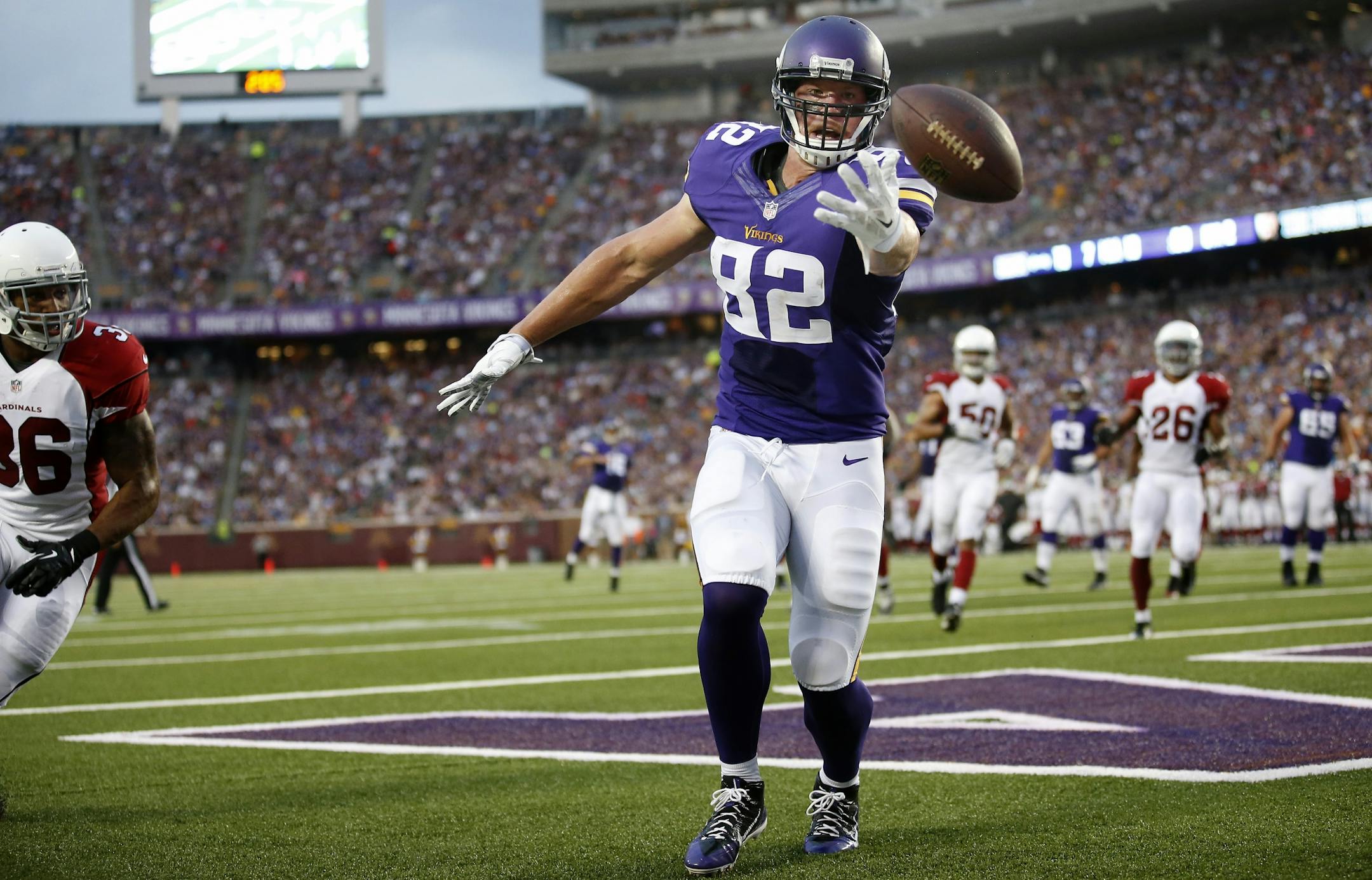 Kyle Rudolph (82) could not hang onto a Matt Cassel (16) pass in the end zone in the first quarter.