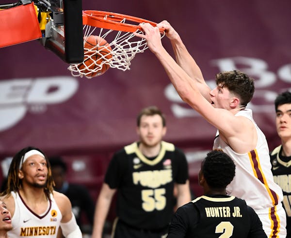 Minnesota Gophers center Liam Robbins (0) dunked the ball in the second half against the Purdue Boilermakers. ] AARON LAVINSKY • aaron.lavinsky@star