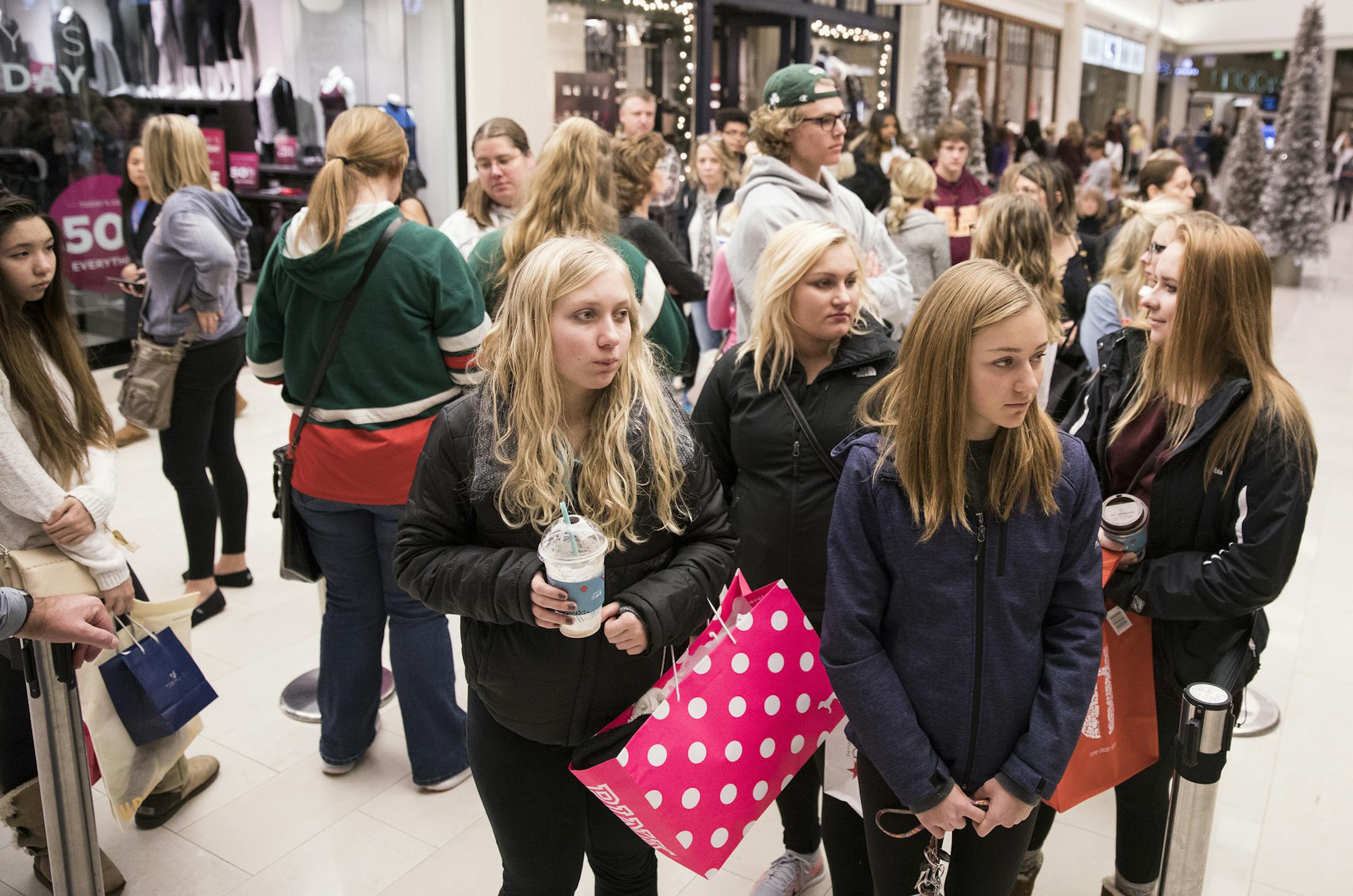 Shoppers stand in line to get into Lululemon at Mall of America on Black Friday. ] (Leila Navidi/Star Tribune) leila.navidi@startribune.com BACKGROUND INFORMATION: Black Friday shopping at Mall of America in Bloomington on Friday, November 25, 2016.