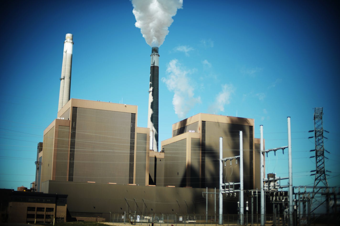 Great River Energy will close the Coal Creek Power Station in North Dakota, saying it is losing too much money. (RICHARD TSONG-TAATARII/Star Tribune)