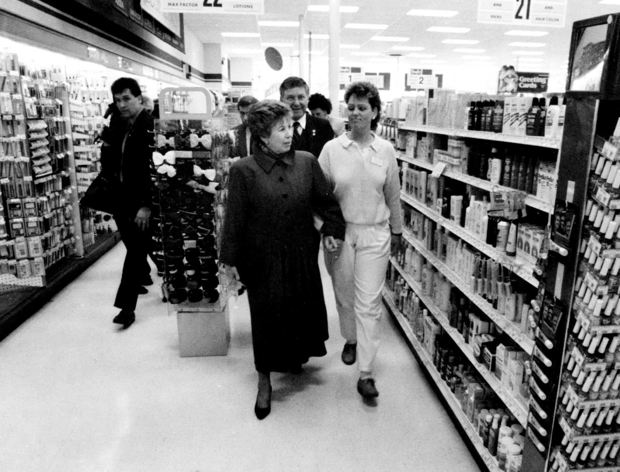 June 3, 1990 Raisa touring Snyder Drugs at 46th & Nicolett, Gorbachev, Mikhail - Minnesota Visits. Pool