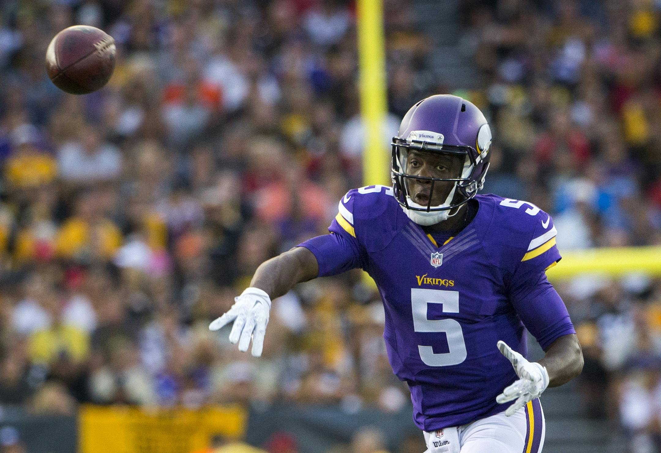 Teddy Bridgewater scrambles and throws a complete pass in the 1st quarter.