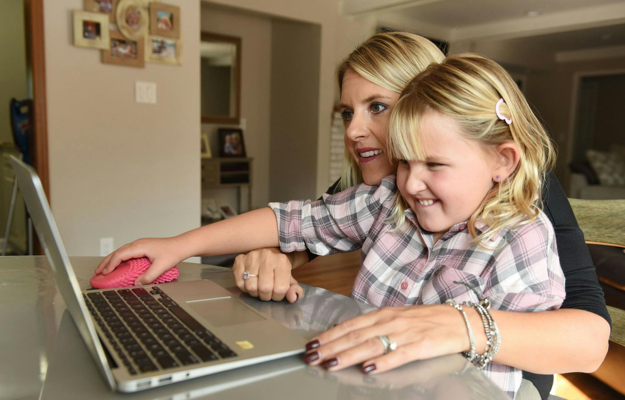Julia Dapkus and her 8 year old daughter Isabelle doing virtual learning with her fidget mouse on Sept. 23, 2020 Plymouth, Michigan. (Clarence Tabb, Jr./The Detroit News/TNS) ORG XMIT: 1795325