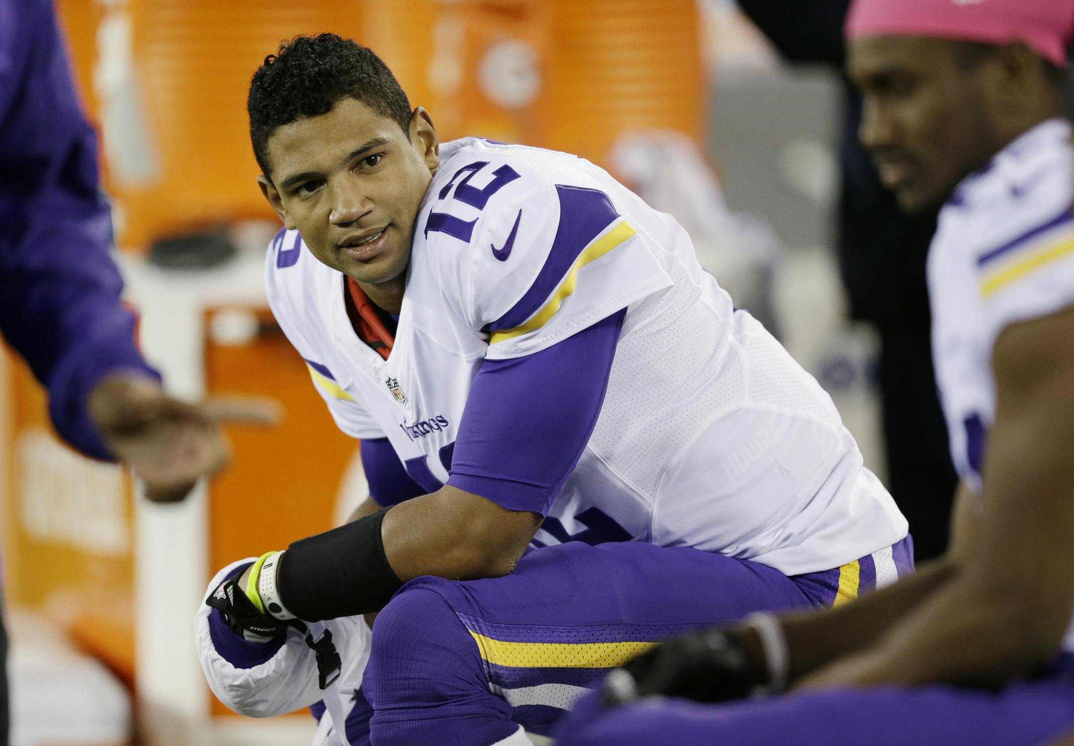 Minnesota Vikings quarterback Josh Freeman talks to teammates during the first half of an NFL football game against the New York Giants Monday, Oct. 21, 2013 in East Rutherford, N.J. (AP Photo/Julio Cortez)