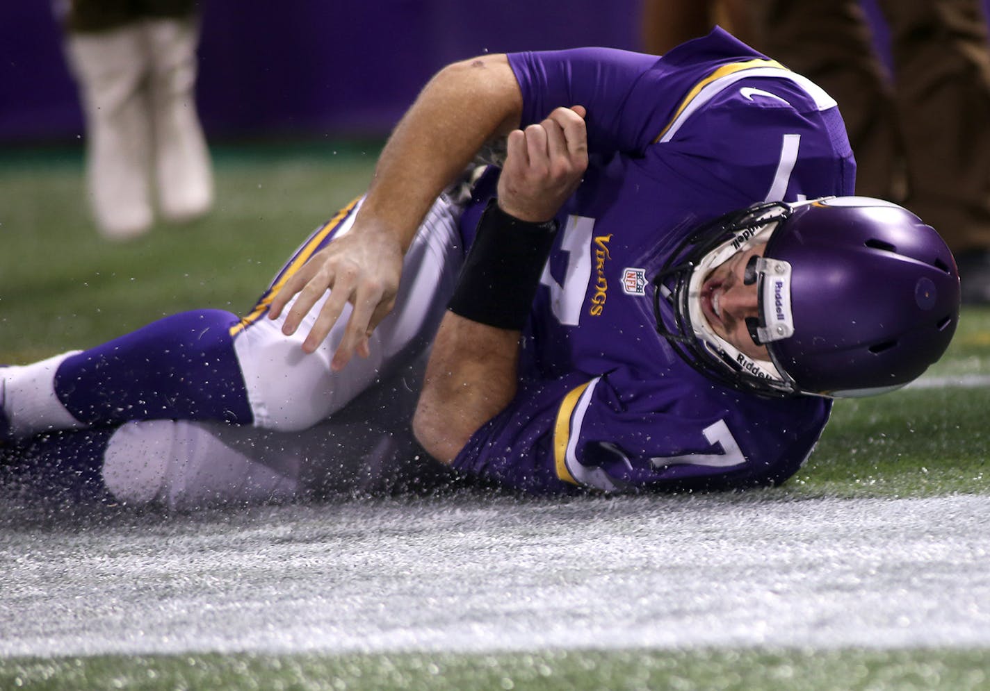 Minnesota Vikings Christian Ponder dove into the end zone and got injured in the third quarter as the Vikings took on the Washington Redskins, Thursday, November 7, 2013 at Mall of America Field in Minneapolis, MN. (ELIZABETH FLORES/STAR TRIBUNE) ELIZABETH FLORES &#x2022; eflores@startribune.com