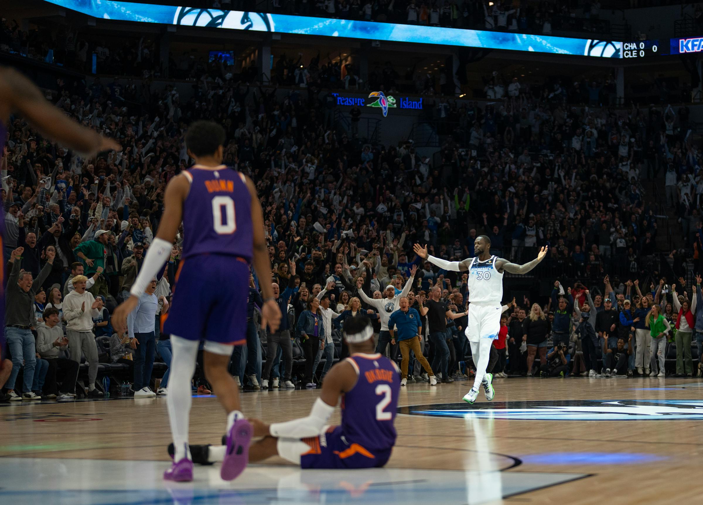 Throwback Point Guards Shine: Conley and Jones Lead Wolves vs. Suns - News Directory 3