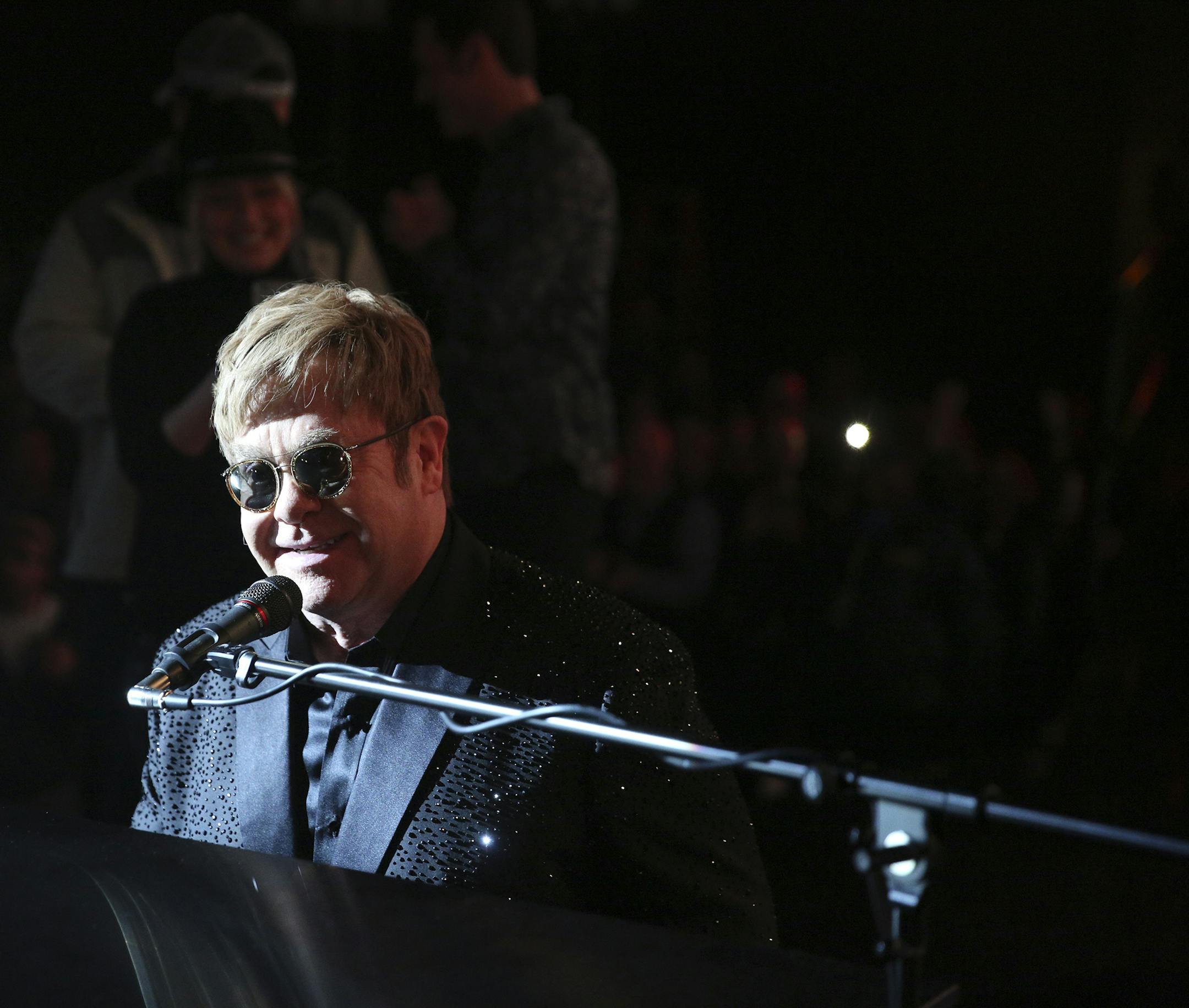 NASHVILLE - "It's Sure Gonna Hurt" - After nearly two decades, Rayna and Deacon face the facts of their storied and often tempestuous relationship. Scarlett makes a startling self-discovery in between tour dates while Gunnar performs with one of his idols, rock-music legend Sir Elton John, who guest stars as himself. Luke stops by "The View" to trumpet a worthy cause-before a family emergency pulls his focus. Elsewhere, Juliette struggles to make a connection, and Layla launches her album at The