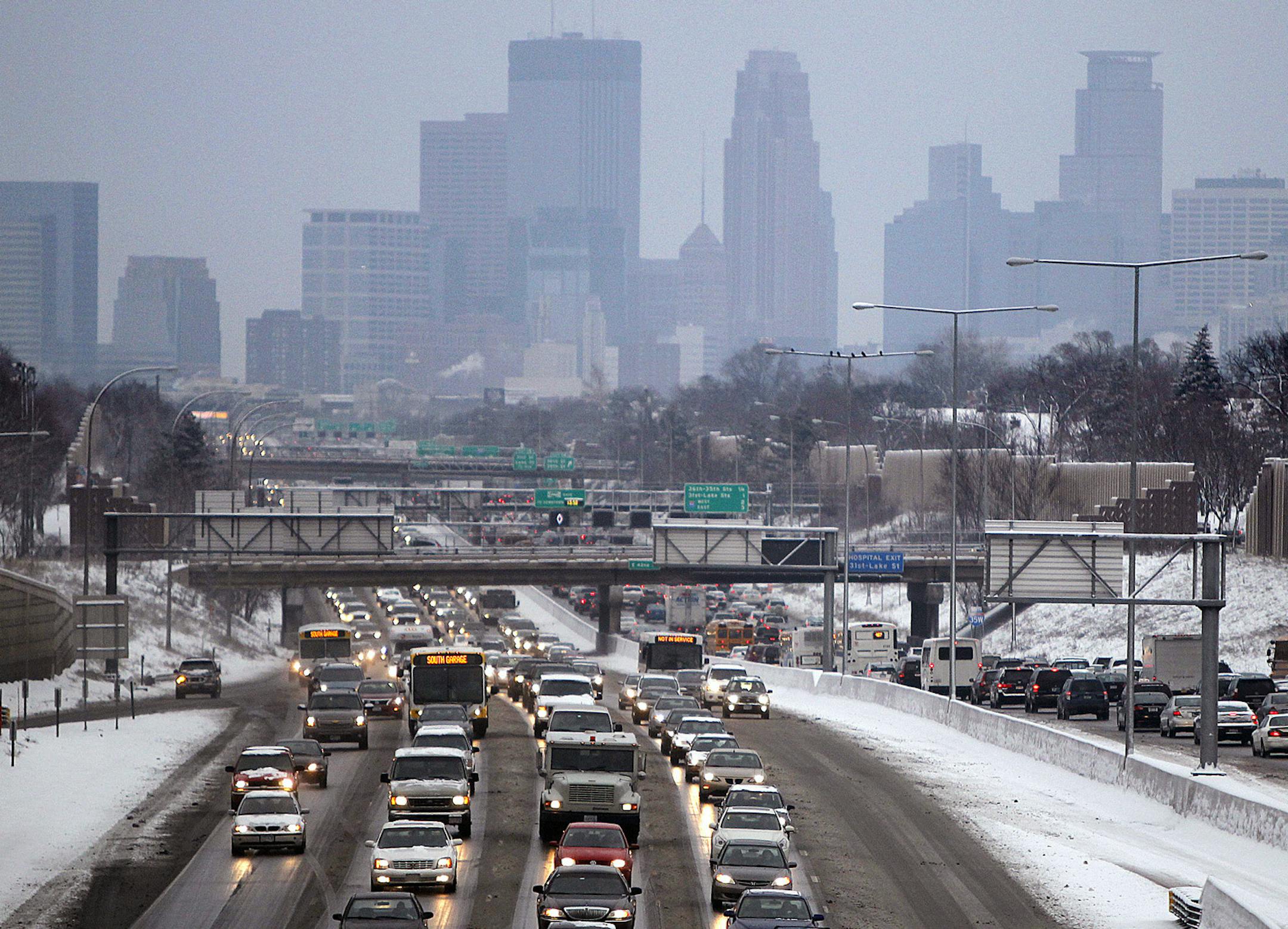 Last night's snowfall slowed down morning rush hour traffic on 35W in both directions, Tuesday, February 5, 2013 near downtown Minneapolis, MN. (ELIZABETH FLORES/STAR TRIBUNE) ELIZABETH FLORES • eflores@startribune.com ORG XMIT: MIN1302050820421547