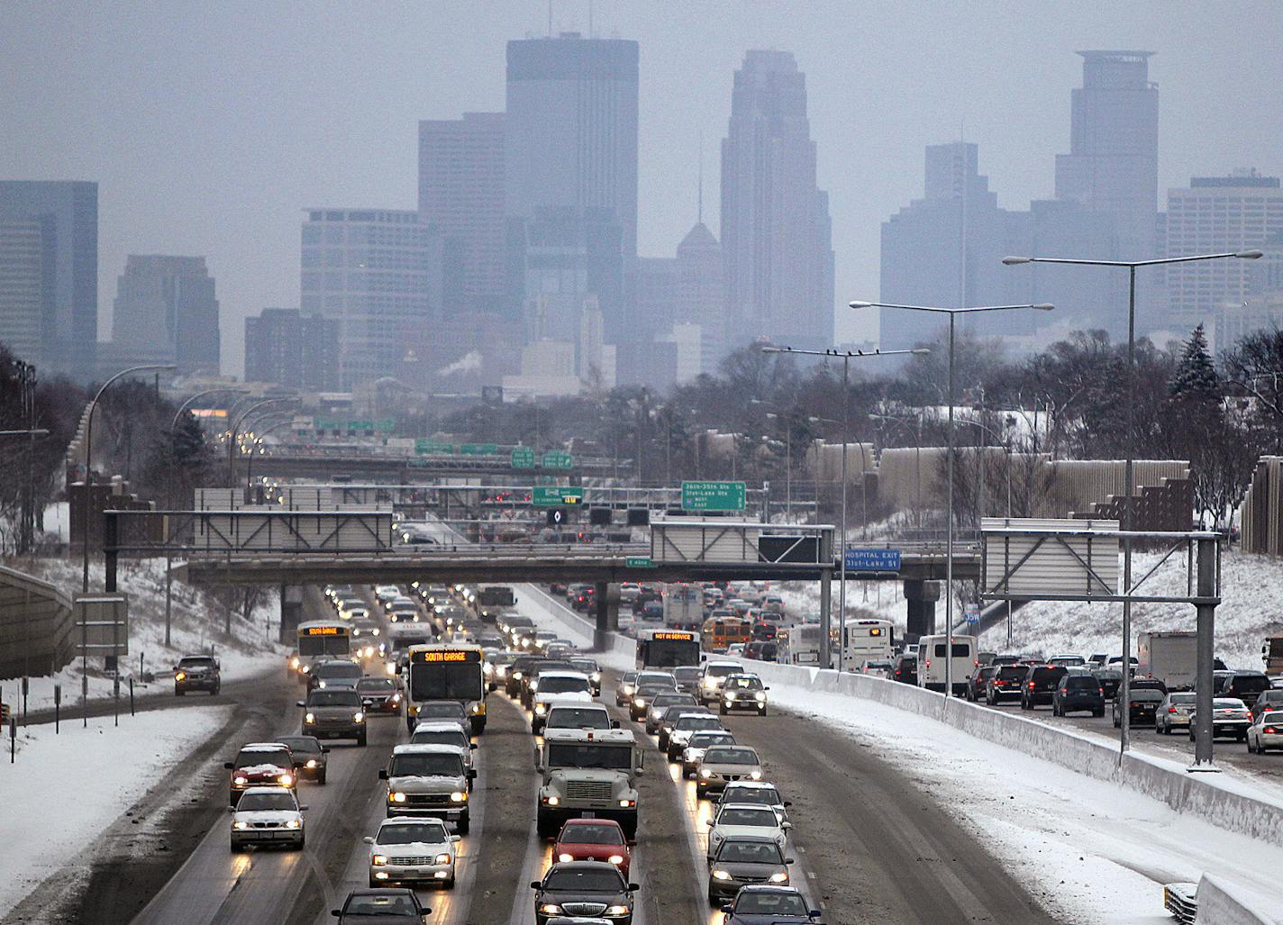 Last night's snowfall slowed down morning rush hour traffic on 35W in both directions, Tuesday, February 5, 2013 near downtown Minneapolis, MN. (ELIZABETH FLORES/STAR TRIBUNE) ELIZABETH FLORES &#x2022; eflores@startribune.com ORG XMIT: MIN1302050820421547