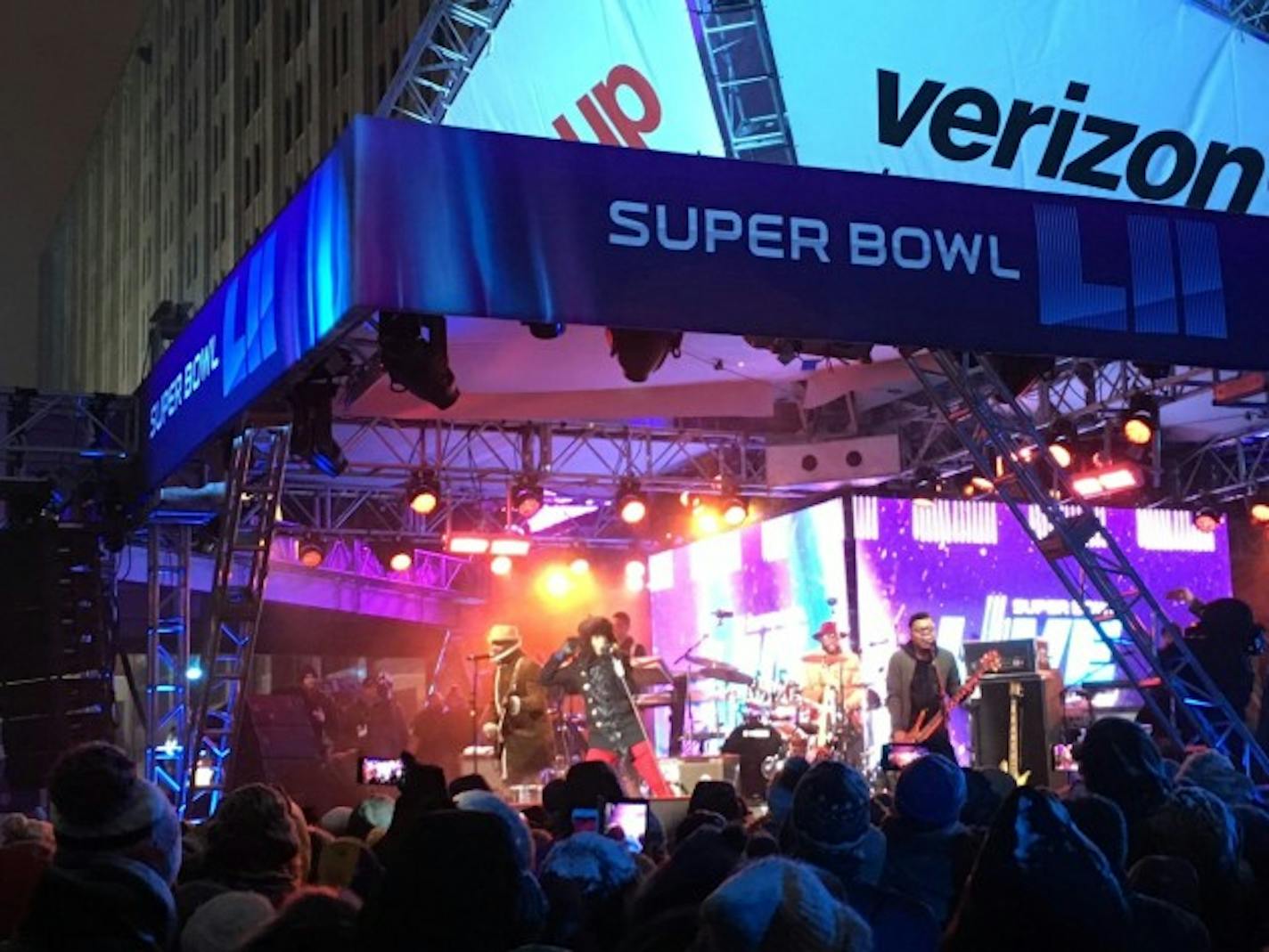 Mint Condition rose again as snow fell Wednesday night during the Super Bowl Live concert on Nicollet Mall.